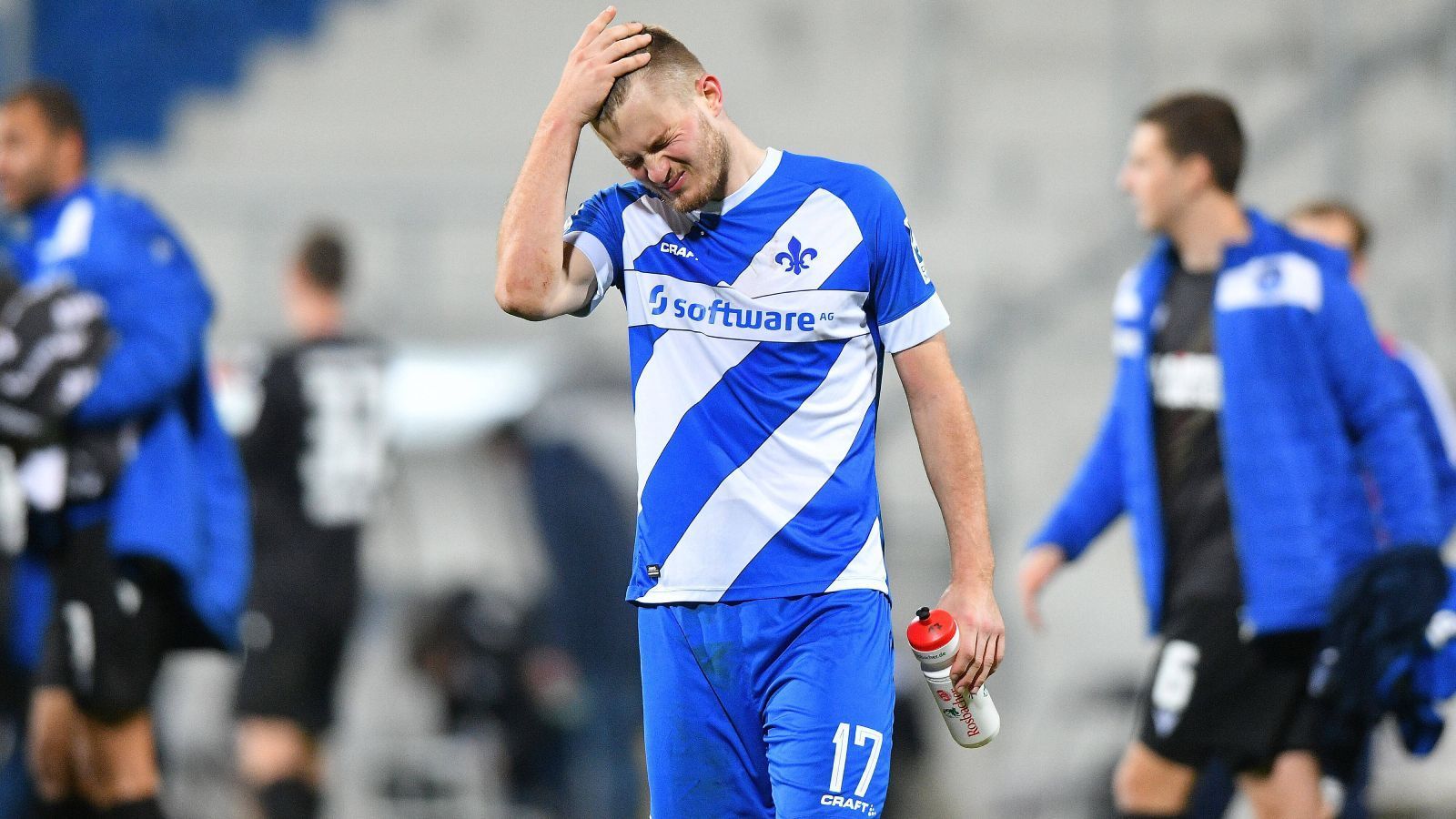 
                <strong>Verlierer: Lars Lukas Mai (SV Darmstadt 98)</strong><br>
                Seit 2014 trägt Lars Lukas Mai das Trikot des FC Bayern. Vor der Saison entschloss sich das Eigengewächs der Münchner jedoch, sich in die 2. Liga zu Darmstadt 98 ausleihen zu lassen. Bei den Lilien gehört er dank guter Leistungen zwar zum Stammpersonal, für die U21-EM konnte er sich dennoch nicht nachhaltig genug empfehlen - obwohl er eigentlich als gesetzter Spieler galt. Seinen Optimismus hinsichtlich des Turniers, den er noch vor Wochen in Interviews ausgestrahlt hatte, muss er nun begraben.
              