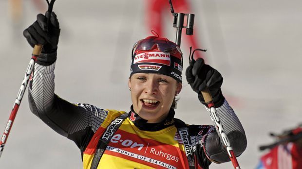 
                <strong>Letzter HSV-Sieg in München: So sah die Welt damals aus</strong><br>
                Magdalena Neuner wird im zarten Alter von 19 Jahren erstmals Biathlon-Weltmeisterin. 2012 tritt sie nach insgesamt zwölf goldenen WM-Medaillen und zwei Olympiasiegen zurück.
              