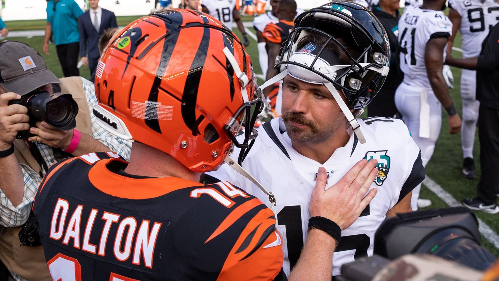 
                <strong>Jacksonville Jaguars</strong><br>
                Ein Team, wo er möglicherweise für eine Überraschung sorgen kann. Er wäre sicher ein guter Backup für Gardner Minshew, der von Dalton eine Menge lernen kann. Doch man sollte die Konstellation nicht vernachlässigen, dass sein früherer Bengals-OC nun in der gleichen Funktion bei den Jags ist. Unter Jay Gruden führte Dalton die Bengals in drei Jahren in Serie in die Playoffs. Das könnte ihn nicht nur nach Jacksonville führen, sondern auch in die Pole Position. Einen lahmen Gaul wird aber auch Dalton nicht zum Rennpferd machen.
              