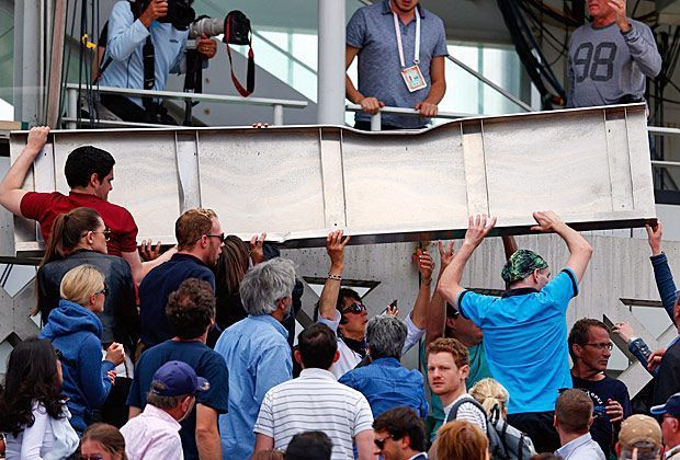 
                <strong>French Open: Videowand-Verkleidung stürzt in die Zuschauer</strong><br>
                Der starke Wind reißt eine Verkleidung der Videowand ab, eine riesige Metallplatte stürzt in die Zuschauerränge.
              