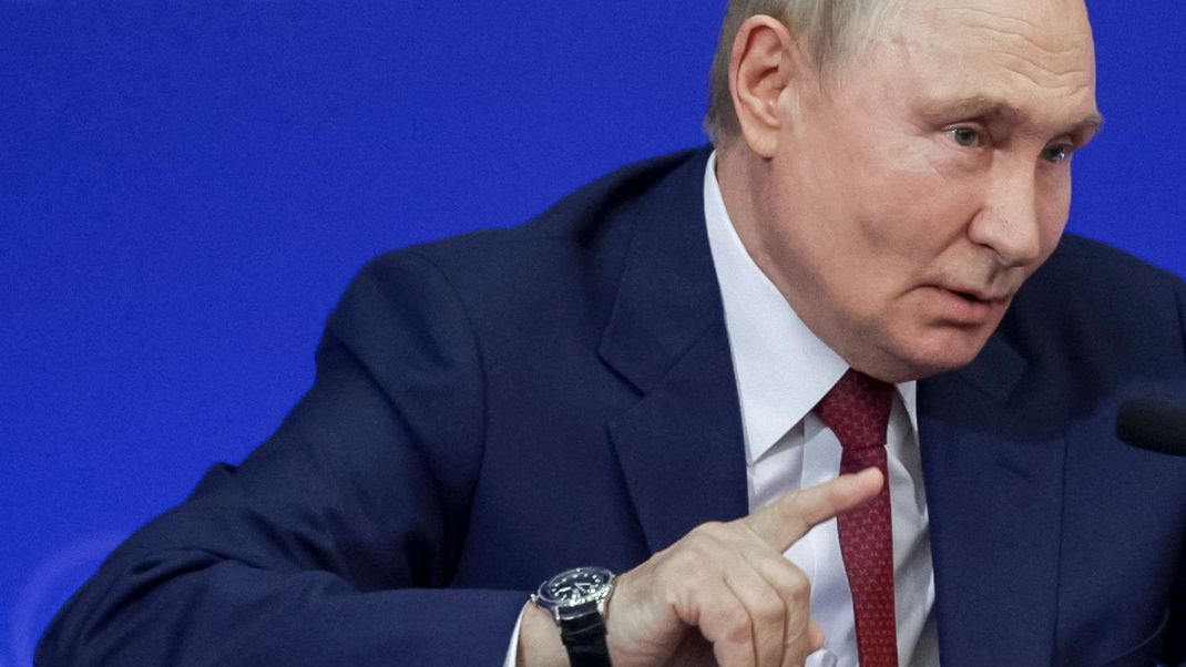 22. August 2025, Russland, Sarow: Der russische Präsident Wladimir Putin während eines Besuchs des föderalen Atomforschungszentrum Russlands (RFNC-VNIIEF). 