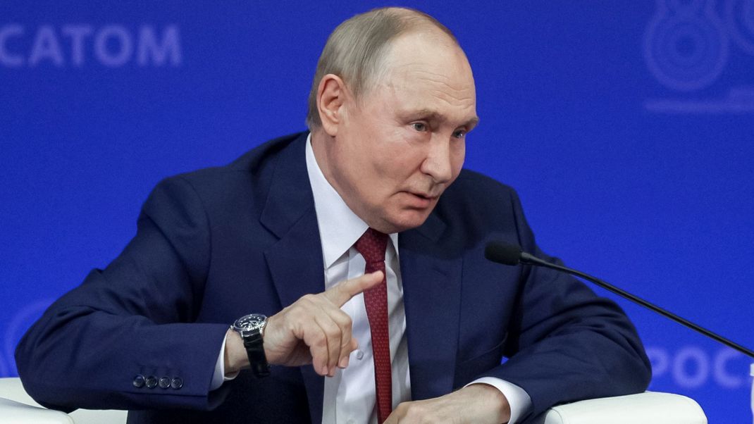 22. August 2025, Russland, Sarow: Der russische Präsident Wladimir Putin gestikuliert während eines Treffens mit Mitarbeiter:innen der Atomindustrie im föderalen Atomforschungszentrum Russlands (RFNC-VNIIEF). 