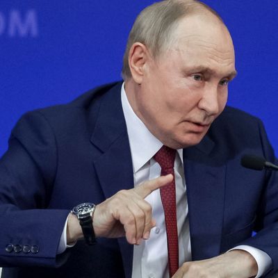 22. August 2025, Russland, Sarow: Der russische Präsident Wladimir Putin während eines Besuchs des föderalen Atomforschungszentrum Russlands (RFNC-VNIIEF). 