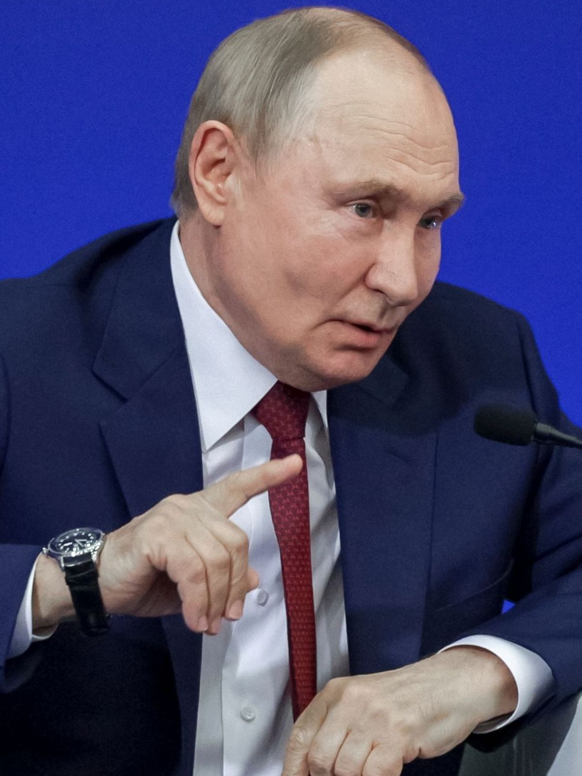 22. August 2025, Russland, Sarow: Der russische Präsident Wladimir Putin während eines Besuchs des föderalen Atomforschungszentrum Russlands (RFNC-VNIIEF). 
