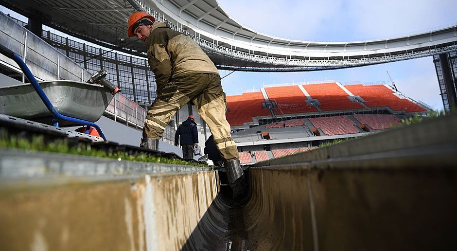 
                <strong>Umbau am Zentralstadion Jekaterinburg</strong><br>
                Warum überhaupt der ganze Spaß? Das Zentralstadion ist eigentlich die Heimstätte des russischen Erstligisten FK Ural Jekaterinburg. Und der 1930 gegründete Klub ist nicht gerade ein Zuschauermagnet.
              