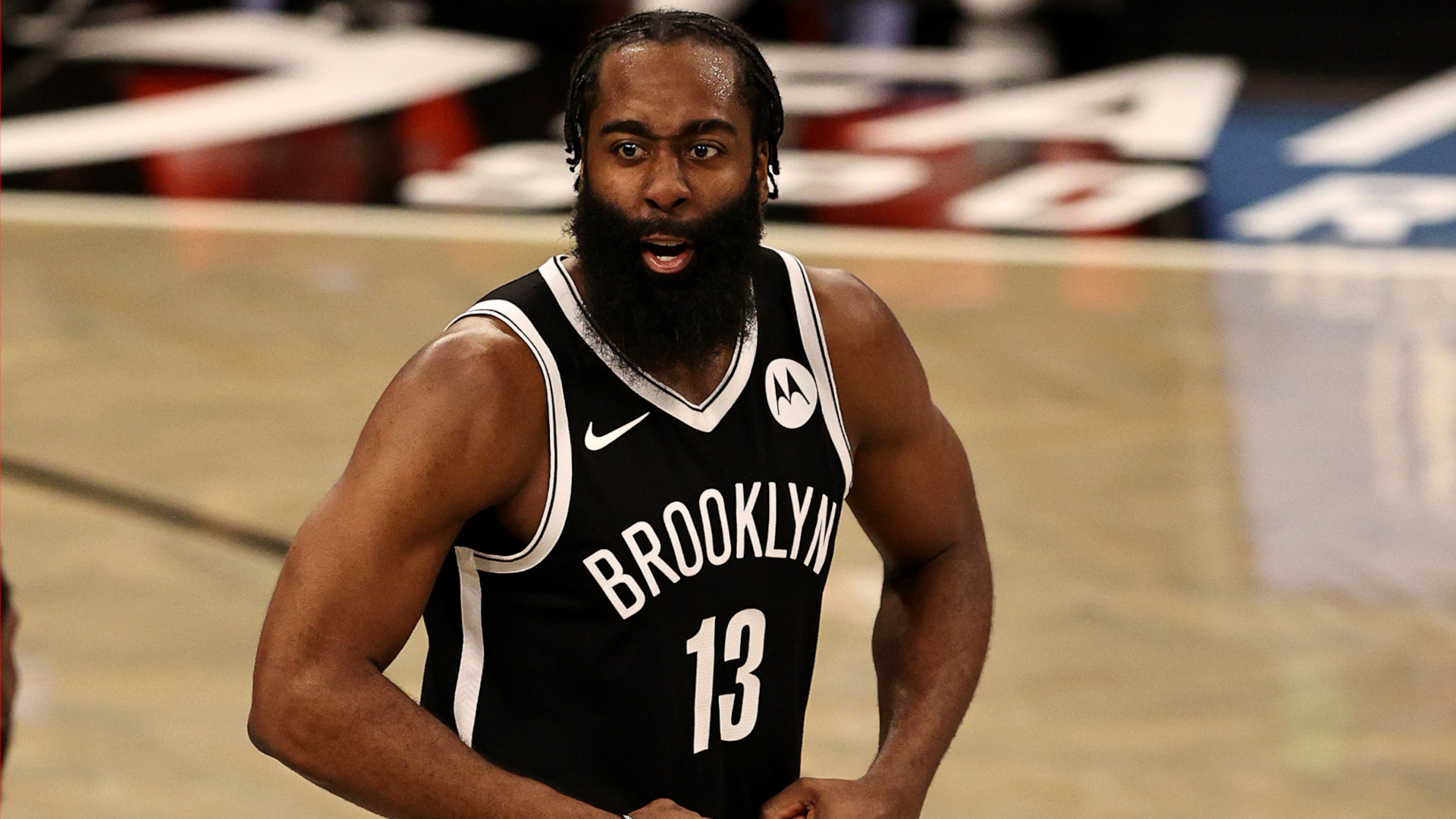 
                <strong>Platz 4: James Harden (seit 2009 in der NBA)</strong><br>
                &#x2022; Regular Season Spiele: 903 -<br>&#x2022; Getroffene Dreier: 2.509 -<br>&#x2022; Dreierversuche: 6.918 -<br>&#x2022; Trefferquote: 36,3 %<br>
              