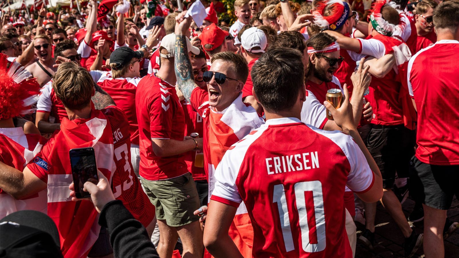 
                <strong>Gute Stimmung</strong><br>
                Christian Eriksen lebt - das war am Samstag die schönste und wichtigste Nachricht des Spiels gegen Finnland. Deshalb sind die Fans auch am Donnerstag vor dem Spiel gegen Belgien in Feierstimmung.
              