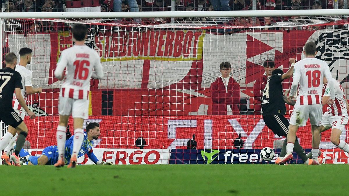 Luis Diaz (FC Bayern Muenchen) Tor zum 1:1 waehrend des Spiels der 2. Runde im DFB-Pokal zwischen 1. FC Köln und FC Bayern München im Rhein-Energie-Stadion am 29. October 2025 in Köln, Deutschland....