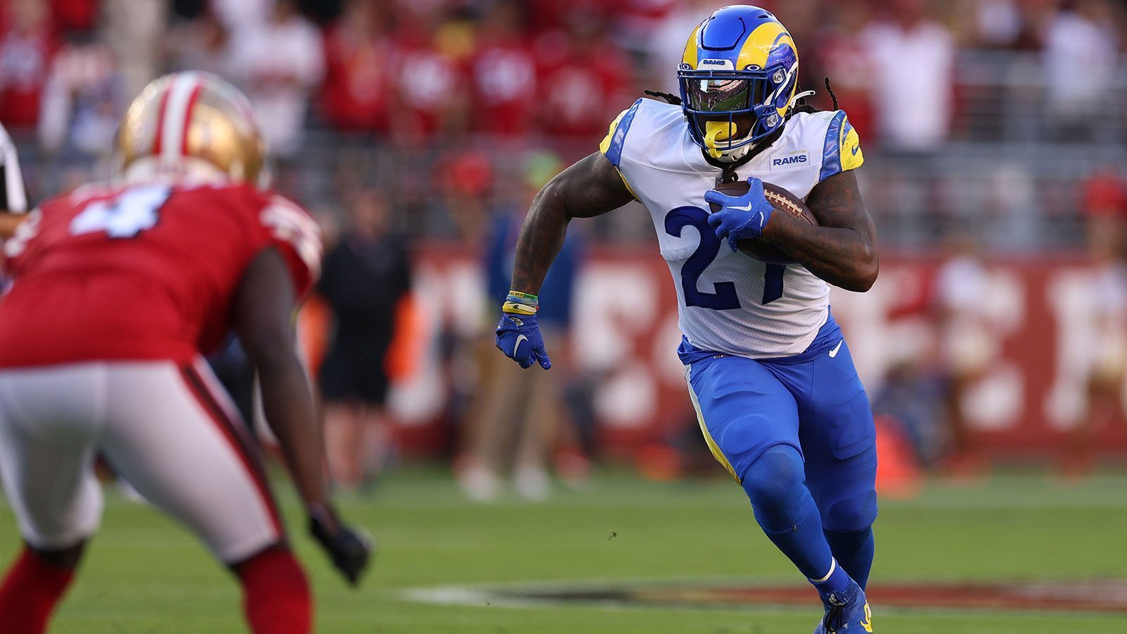 
                <strong>Los Angeles Rams: Wo ist das Laufspiel?</strong><br>
                Running Back Darrell Henderson kommt überhaupt nicht in Fahrt, Ersatzmann Cam Akers wurde zuletzt aus dem Roster gestrichen, kehrt gegen die Bucs aber wohl zurück. Ob er die mauen Statistiken aufbessern kann, bleibt zumindest fraglich: Nur der kommende Gegner erzielt weniger Yards pro Laufversuch als die Rams (3,3), 487 Rushing Yards sind schlechtester Wert aller 32 Teams. Der ausbleibende Erfolg im Laufspiel setzt auch Stafford unter Druck, der bei 3rd Downs oft zu langen Pässen gezwungen ist, aber Probleme mit der Genauigkeit hat - acht Interceptions bei nur sieben Passing Touchdowns sind die Folge.
              