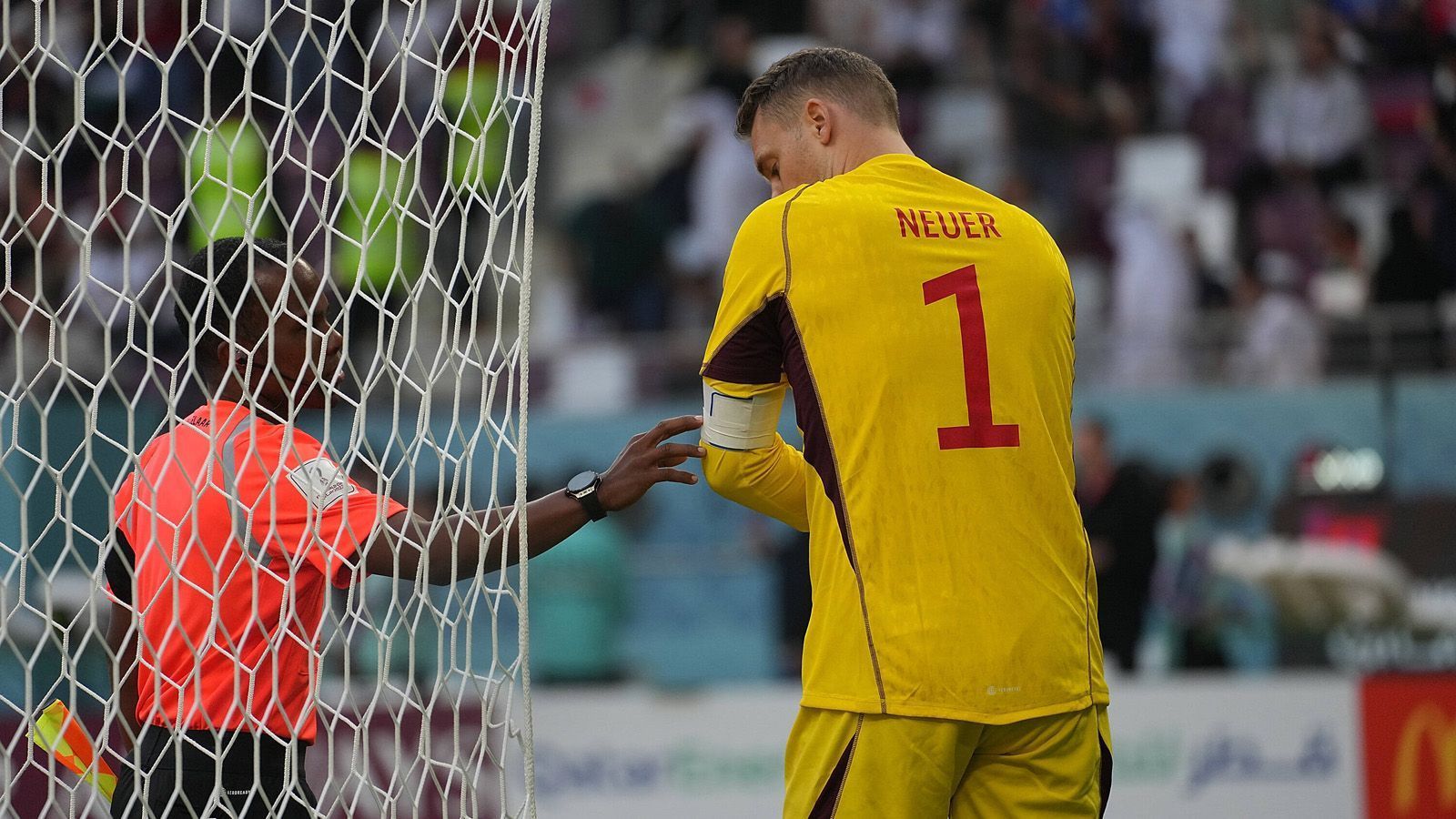 
                <strong>Manuel Neuers Kapitänsbinde steht unter Sonderbeobachtung</strong><br>
                Über die "One Love"-Binde wurde viel diskutiert. Nachdem die FIFA aber sportliche Sanktionen androhte, schreckten sieben Verbände davor zurück, die Kapitäne der Teams mit der Binde aufs Feld zu schicken. So auch das DFB-Team. Manuel Neuer und seine Kapitänsbinde wurden dennoch vor dem Spiel gegen Japan ganz besonders von Schiedsrichter Ivan Barton beäugt. Dafür setzte die deutsche Nationalmannschaft ein anderes Statement vor dem Anpfiff.
              