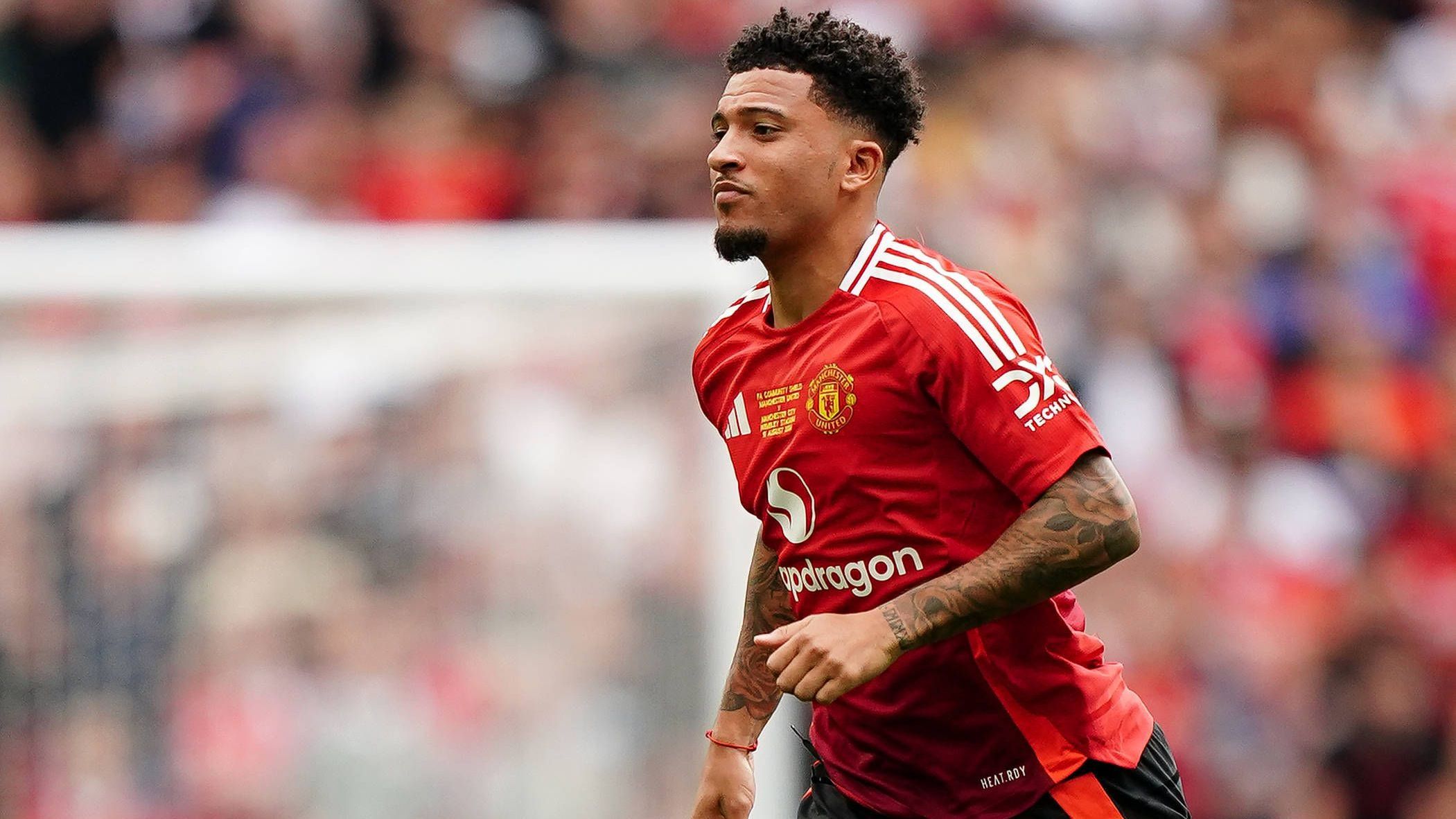 <strong>Platz 15 (geteilt): Jadon Sancho (von Borussia Dortmund zu Manchester United)</strong><br>Im Sommer 2021 wagte Jadon Sancho den Schritt in die Premier League zu Manchester United. Die Red Devils ließen sich die Dienste des Flügelspielers vom BVB <strong>85 Millionen Euro</strong> kosten. Die Erwartungen konnte der Engländer nie erfüllen. Nach einer Leihe zum FC Chelsea kehrt Sancho im Sommer nach Manchester zurück. Dort läuft der Vertrag des 25-Jährigen jedoch im nächsten Sommer aus.
