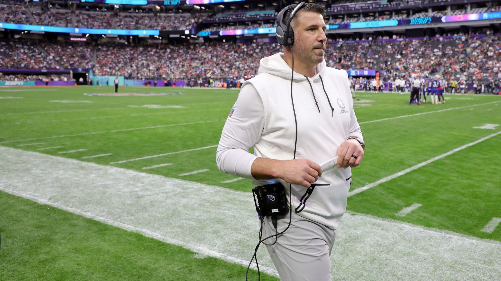 
                <strong>Coach of the Year</strong><br>
                Das Rennen um die Auszeichnung "Coach of the Year" könnte neben der MVP-Auszeichnung das engste Rennen werden. Im Topf sind drei Kandidaten, der Favorit bei den Buchmachern ist Mike Vrabel von den Tennessee Titans. Er holte den ersten Seed der AFC, obwohl einige Top-Spieler lange Zeit ausfielen. Seine Quote liegt bei -185. Hinter ihm lauern noch Zac Taylor von den Cincinnati Bengals (+250) und Matt LaFleur von den Green Bay Packers (+350).
              