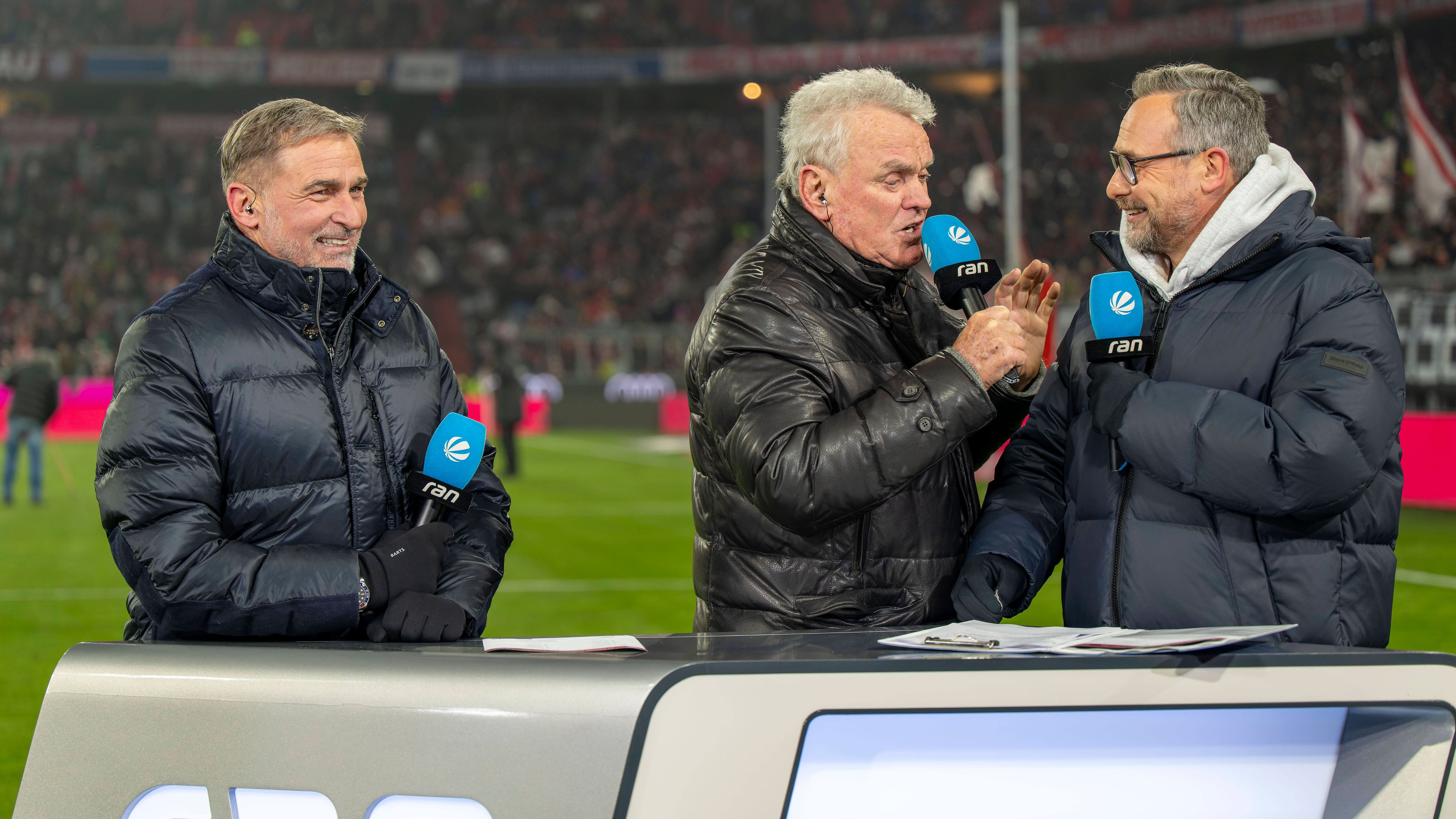 <strong>Stefan Kuntz</strong><br>Ein anderer Ex-DFB-Trainer wäre Stefan Kuntz (l.). Der 61-Jährige musste im vergangenen Jahr sein Amt als türkischer Nationaltrainer niederlegen, seitdem ist Kuntz ohne Klub. In einer deutschen Profi-Liga war der einstige Angreifer noch kein Coach, aber durch seine Arbeit bei der U21 weiß er, mit jungen Spielern umzugehen. Ein Aspekt, der in Freiburg von großer Bedeutung ist.