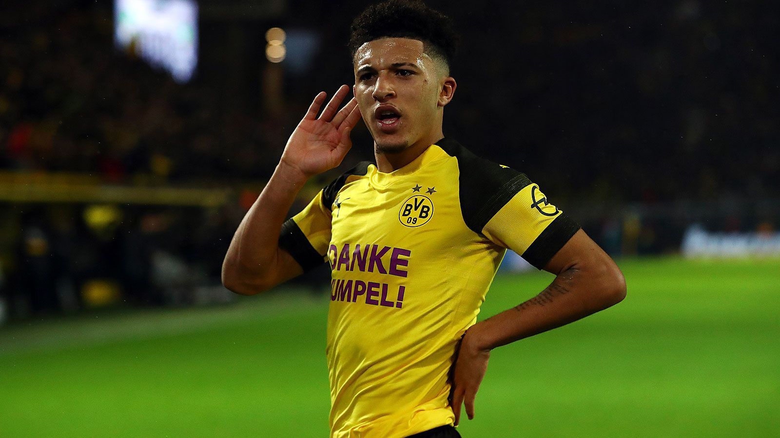 
                <strong>Gewinner: Jadon Sancho</strong><br>
                Silberware darf Jadon Sancho zwar auch in seiner zweiten Saison mit Borussia Dortmund nicht stemmen. Doch der junge Engländer hat in den vergangenen Monaten den Sprung vom Talent zum Stammspieler vollzogen. Besonders beeindruckend sind nicht nur seine zwölf Treffer, sondern auch die 14 Torvorlagen - Spitzenwert in der Bundesliga. Längst hat der Flügelflitzer mit seinen Leistungen in Schwarz-Gelb einen Hype um Nachwuchsspieler von der Insel ausgelöst. Laut den Fußball-Forschern von "CIES Football Observatory" ist Sanchos Marktwert geradezu explodiert: Gut 150 Millionen Euro könnte der BVB demnach für ihn verlangen - der Studie zufolge ist kein anderes Talent aus den Top-Ligen auch nur die Hälfte wert.
              