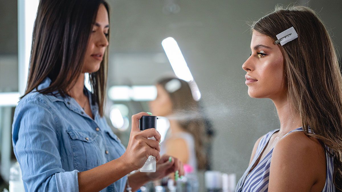 Simple aber sehr effektiv – wir haben die Fakten zu Fixing- und Setting-Sprays. Tools, die deine Make-up Routine revolutionieren werden!