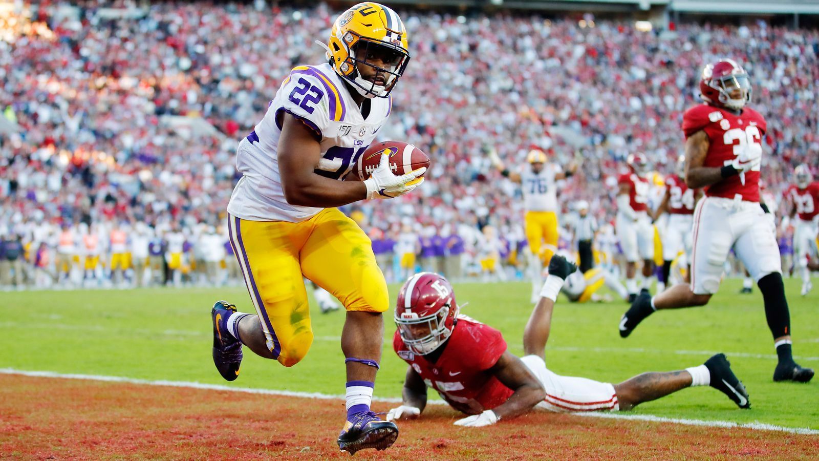 
                <strong>Clyde Edwards-Helaire, Running Back</strong><br>
                Wenn bei LSU neben Quarterback Joe Burrow im College-Finale einer mit dem Ball in der Hand lief, dann Clyde Edwards-Helaire. Er kam gegen Clemson auf 110 Rushing Yards bei 16 Carries. Der Kraftwürfel kommt auf die meisten Combined Yards aller LSU-Spieler der Saison und legte immerhin 16 Touchdowns hin. Besonders seine Fähigkeit, als Receiver eingesetzt zu werden, dürfte für Teams interessant sein. Für die erste Draft-Runde wird es bei ihm wohl nicht reichen, eine attraktive Option unter den Running Backs ist er aber allemal.
              