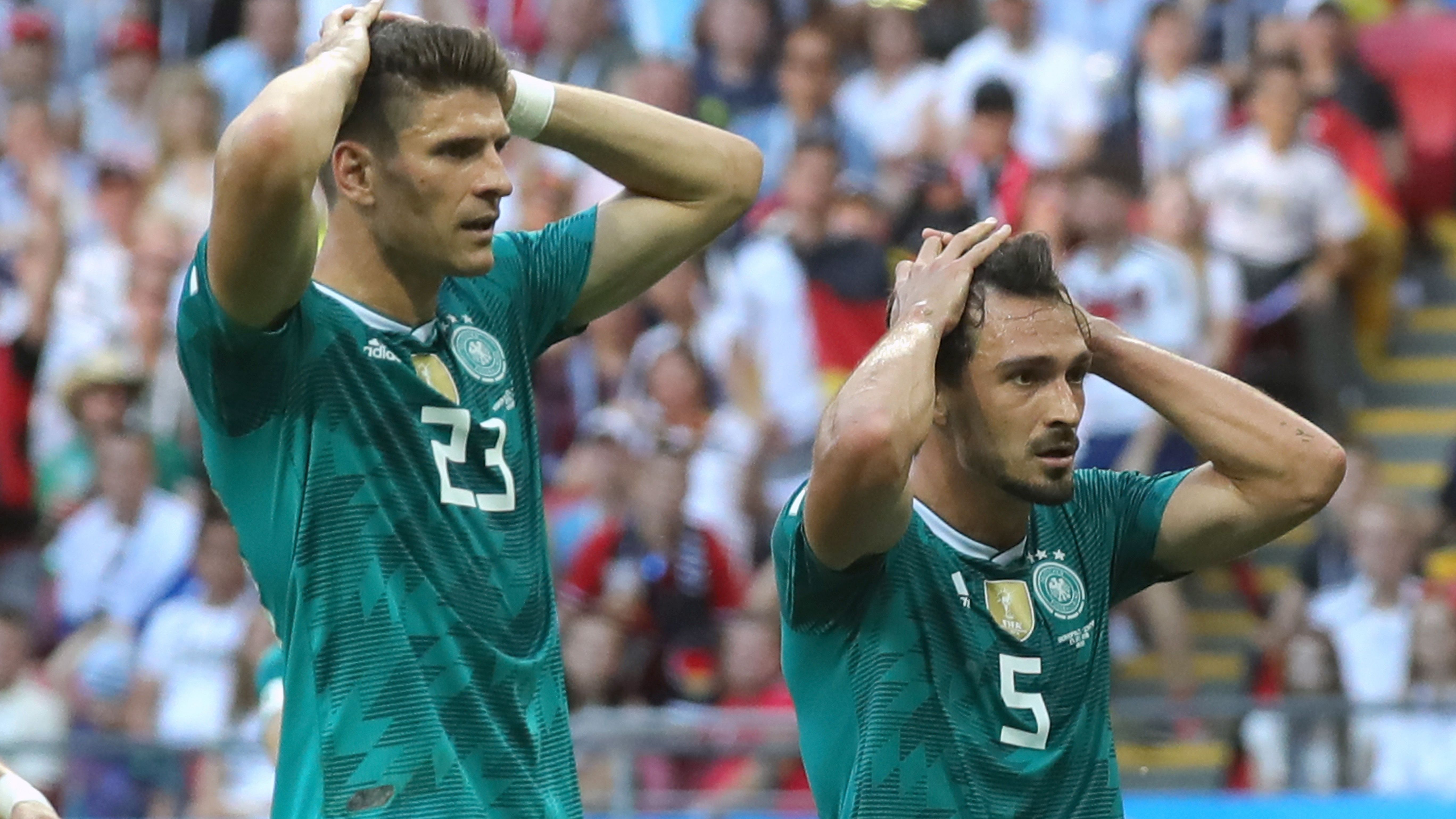 <strong>Erstes Vorrunden-Aus bei einer WM</strong><br>Prompt ging auch erstmals seit 1982 ein Auftaktspiel einer WM oder EM verloren. 0:1 gegen Mexiko. Toni Kroos‘ Last-Minute-Freistoßtor zum 2:1 gegen Schweden in der Nachspielzeit schürte zwar wieder Hoffnung, doch mit einer kampflosen 0:2-Niederlage gegen Südkorea im dritten Gruppenspiel schied Deutschland erstmals überhaupt bei einer WM in der Vorunde aus.