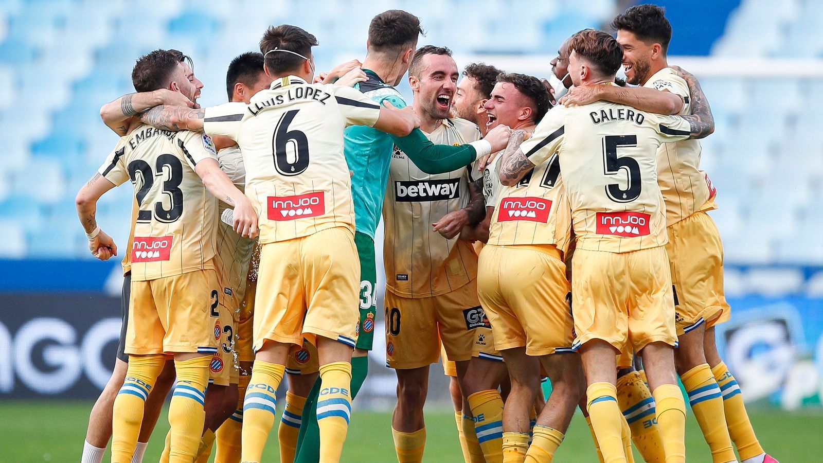 
                <strong>Espanyol Barcelona (Spanien)</strong><br>
                Schon vier Spieltage vor dem Saisonende hatte Espanyol Barcelona die Mission Wiederaufstieg erfolgreich beendet. Der katalanische Traditionsklub steigt damit nach nur einem Jahr in der spanischen Zweitklassigkeit direkt wieder in La Liga auf. Durch ein torloses Remis am 38. Spieltag gegen Real Saragossa machte Espanyol die Rückkehr in Spaniens Oberhaus perfekt. Herausragender Spieler Espanyols war Stürmer Raul de Tomas. Der frühere Real-Profi erzielte allein bis zur endgültigen Aufstiegs-Entscheidung 22 Saisontreffer. 
              