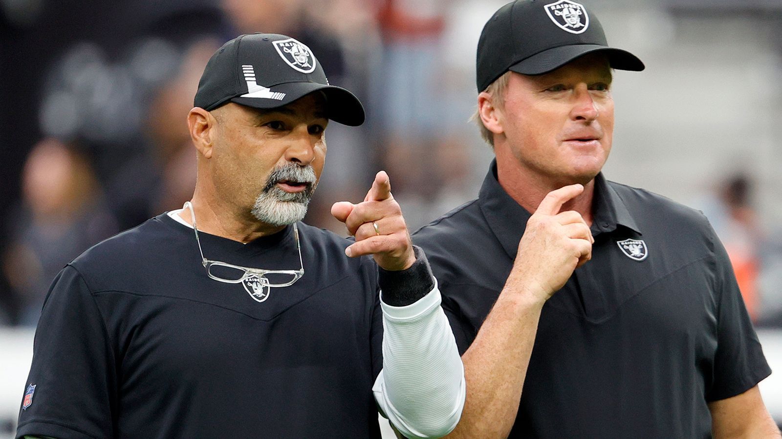 
                <strong>Verlierer: Jon Gruden (ohne Team)</strong><br>
                Seit zwei Spieltagen ist Jon Gruden nicht mehr Coach der Las Vegas Raiders. Beide Spiele gewann das Team um Quarterback Derek Carr. Mit einer Bilanz von 5-2 stehen die Raiders auf Platz zwei in der AFC. Nur die bilanzgleichen Bengals sind noch vor ihnen. Es läuft auf die stärkste Saison der Raiders hinaus, seit Gruden 2018 als Trainer übernahm. Wegen seiner rassistischen Äußerungen musste "Chucky" aber nach Woche fünf seinen Hut nehmen und verpasst damit vielleicht Historisches. Dumm gelaufen.
              