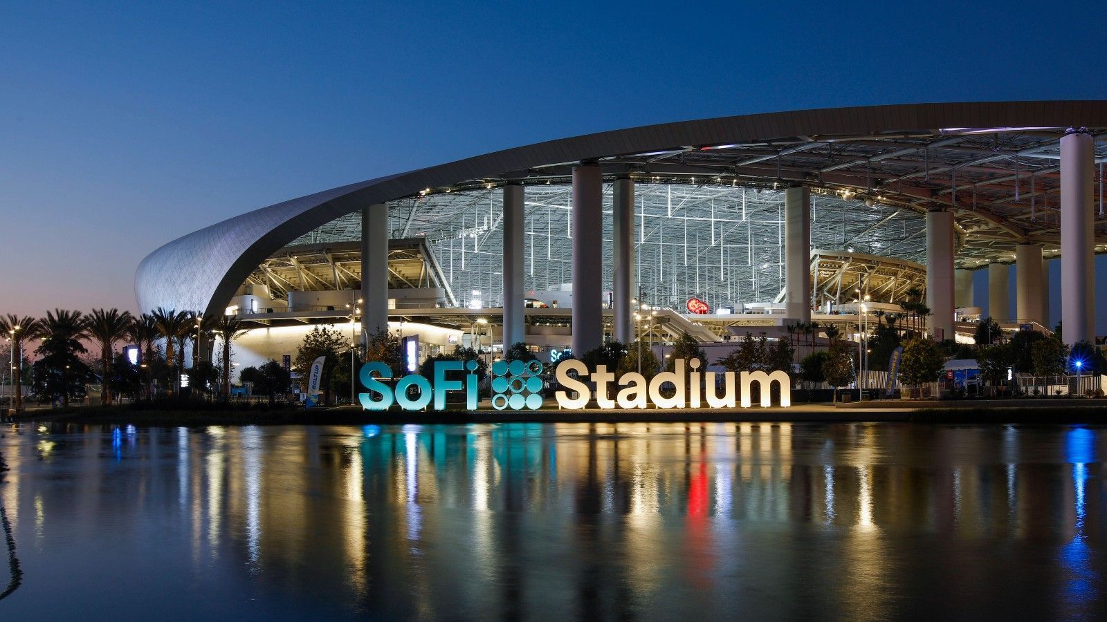 <strong>21. Platz: Los Angeles Rams (SoFi Stadium)</strong> <br>Vier Tickets: 415,60 Dollar<br> Zwei Bier: 22 Dollar<br> Zwei Softdrinks: 12 Dollar<br> Vier Hotdogs: 32 Dollar<br> Parken: 54,90 Dollar<br> <strong>Gesamtkosten: 536,50 Dollar</strong>