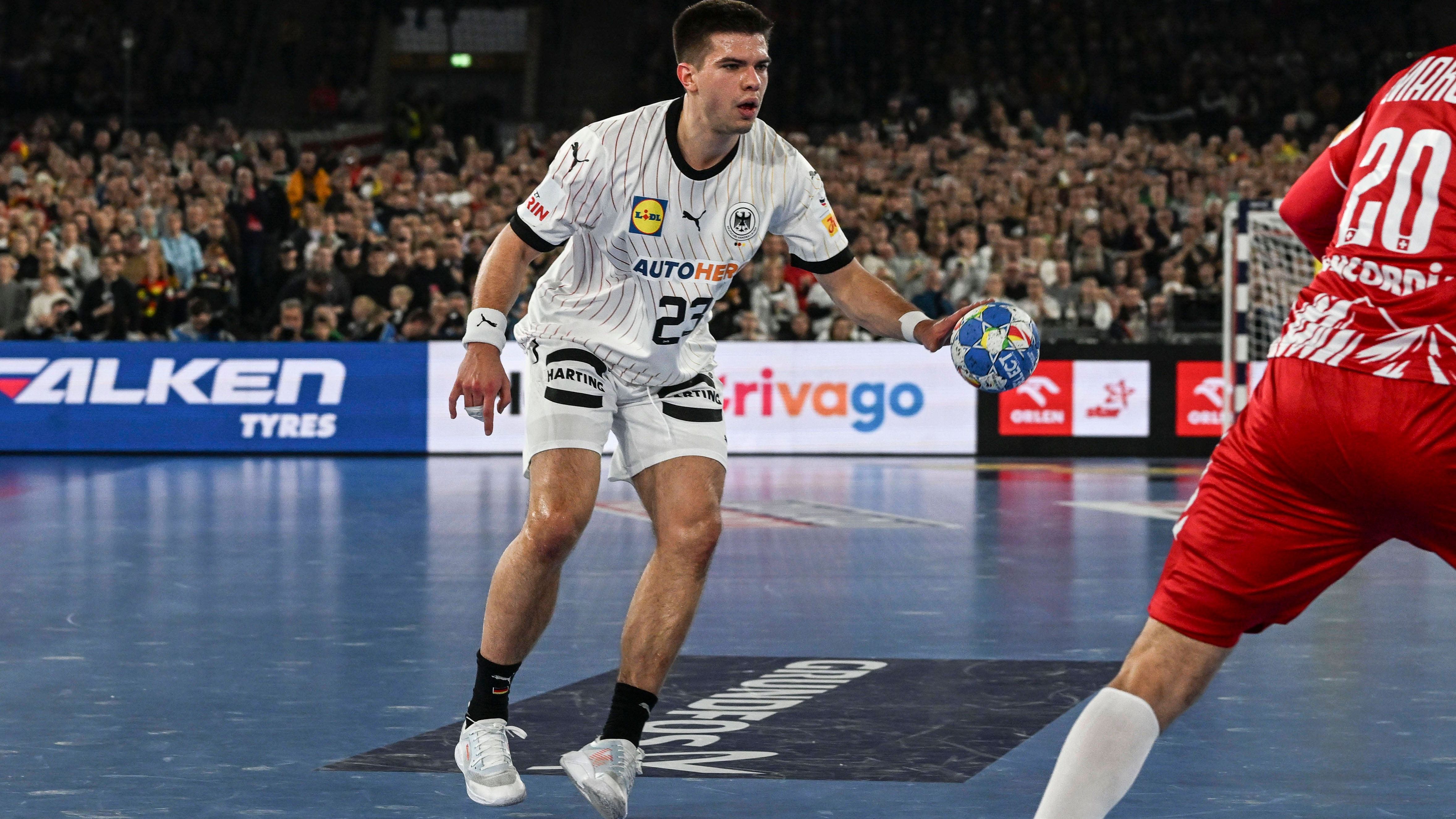 <strong>Rückraum rechts: Renars Uscins</strong> <br>Bekommt von allen Feldspielern unter den EM-Rookies (Fischer, Hanne, Lichtlein) mit Abstand das größte Vertrauen von Gislason. Gegen Nordmazedonien sogar von Beginn an. Doch seine EM ist bislang eher durchwachsen. Steht bei nur 28 Prozent (2/7), gerade gegen Frankreich nahm er sich in kritischen Phasen unnötige Würfe. <strong><em>ran</em>-Note: 4</strong>