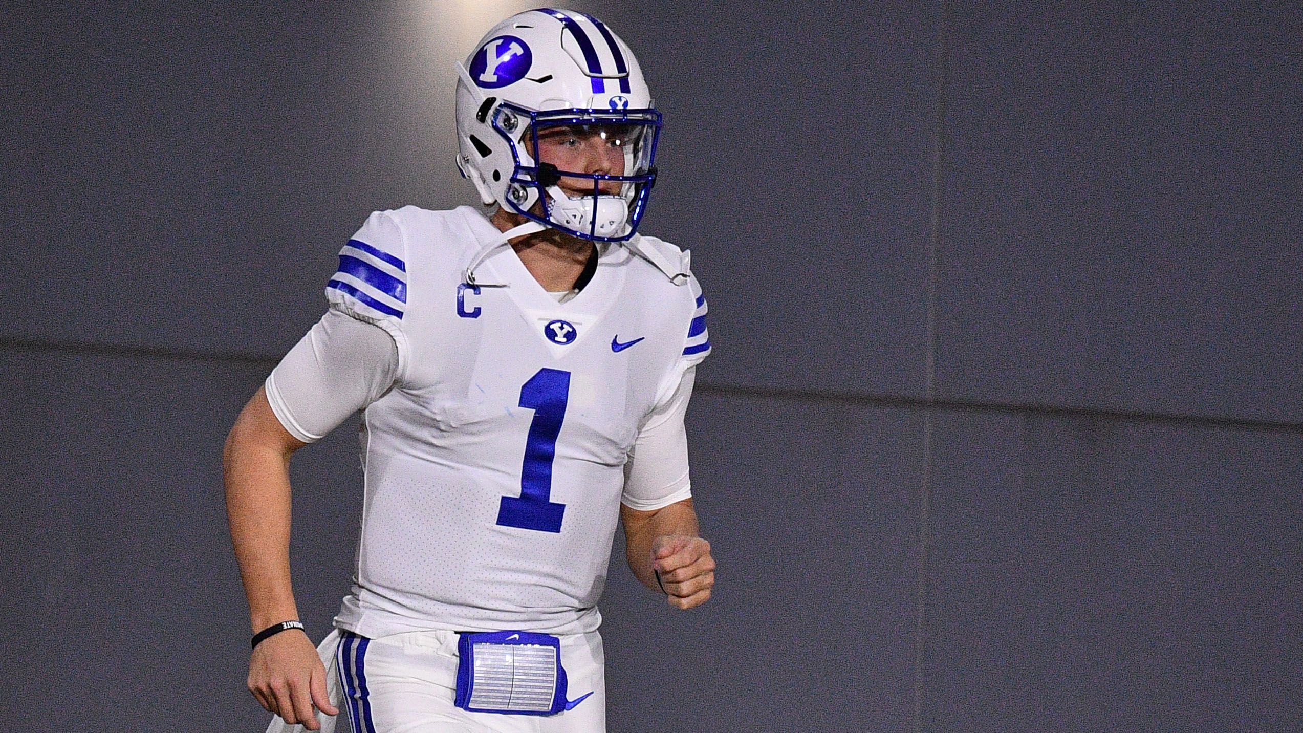 
                <strong>Zach Wilson (BYU Cougars)</strong><br>
                Falls Fields nicht mehr zu haben ist, könnten die Falcons auch bei Zach Wilson zuschlagen. Der Quarterback der BYU Cougars misst 1,91 Meter und besticht vor allem durch ein gutes Bewusstsein in der Pocket und eine geringe Fehlerquote. In dieser Saison führte er das BYU-Team zu einer 11:1-Bilanz, warf für 3692 Yards, 33 Touchdowns und nur drei Interceptions. Wilson gilt als Erstrundenpick, besonders die San Francisco 49ers dürften an Nummer zwölf ein Auge auf den 21-Jährigen geworfen haben. Rutscht er weiter durch, wäre er zudem ein Mann für die New England Patriots.
              