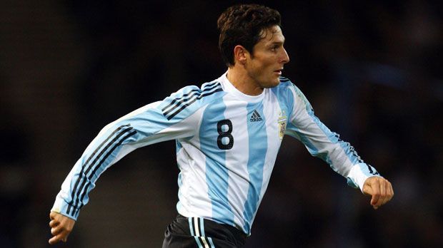 
                <strong>Javier Zanetti (Argentinien)</strong><br>
                Javier Zanetti (Argentinien) stand 145 Mal für die argentinische Nationalmannschaft auf dem Platz. Fünfmal nahm er an der Copa America teil. 2004 und 2007 reichte es fürs Finale. Die Hand am Pott hatte das Inter-Urgestein nie.
              