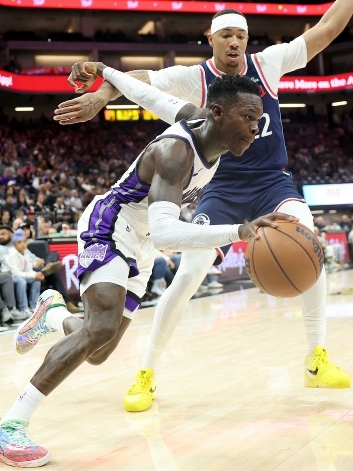 Dennis Schröder (vorne) spielt für Sacramento