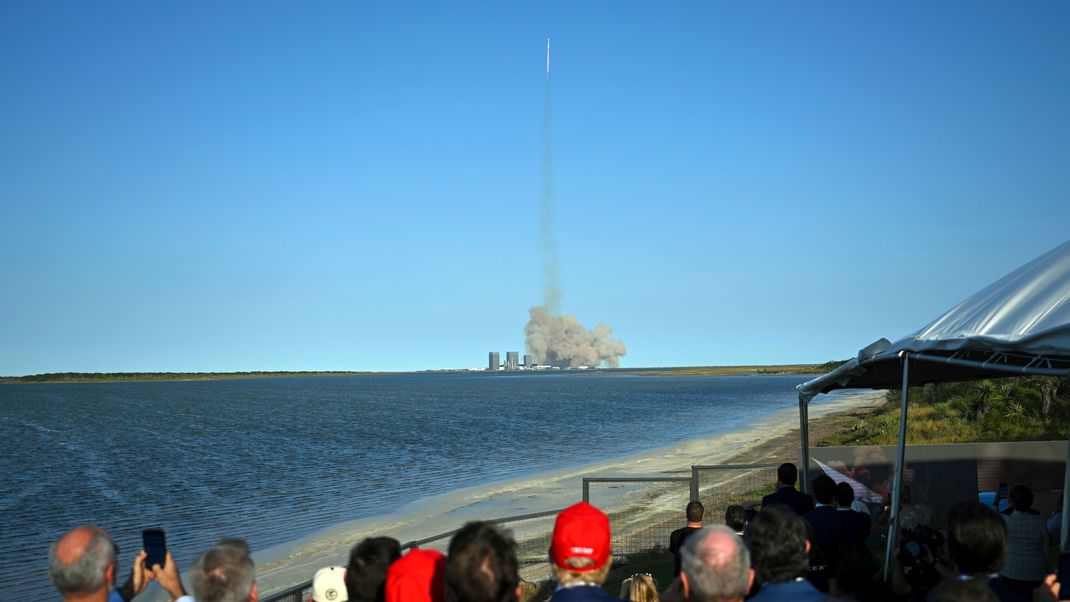 Beim Testflug wollte SpaceX es schaffen, die untere Raketenstufe zum Startplatz zurückfliegen zu lassen - der Booster landete jedoch im Golf von Mexiko. 