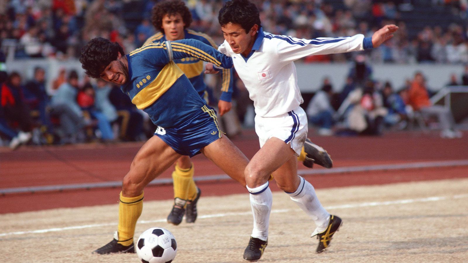 
                <strong>Held bei den Boca Juniors</strong><br>
                Maradona zog es zu den Boca Juniors, wo er in seiner Debüt-Saison zum dritten Mal in Folge als "Argentiniens Fußballer des Jahres" ausgezeichnet wurde. In 40 Ligaspielen erzielte er starke 28 Tore. Maradona galt als Nachfolger Peles und wurde inoffiziell zum besten Fußballer der Welt ernannt. Nach der WM 1982 zog es ihn nach Europa…
              