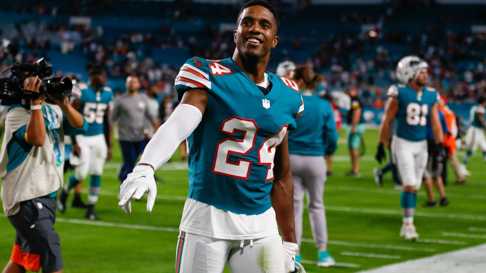 
                <strong>Carolina Panthers: CB Byron Jones</strong><br>
                Die Defense der Carolina Panthers war im vergangenen Jahr solide bis gut, dennoch könnte sie in der Free Agency weiter an Qualität gewinnen. Da sie in unserem Szenario im Draft voll auf Quarterback und Offensive Line gehen, holen sie Cornerback Byron Jones. Der ehemalige Top-Verdiener auf der Position hat noch immer eine Menge Qualität im Tank und könnte gemeinsam mit Jaycee Horn und CJ Henderson ein erstklassiges Cornerback-Trio abgeben.
              