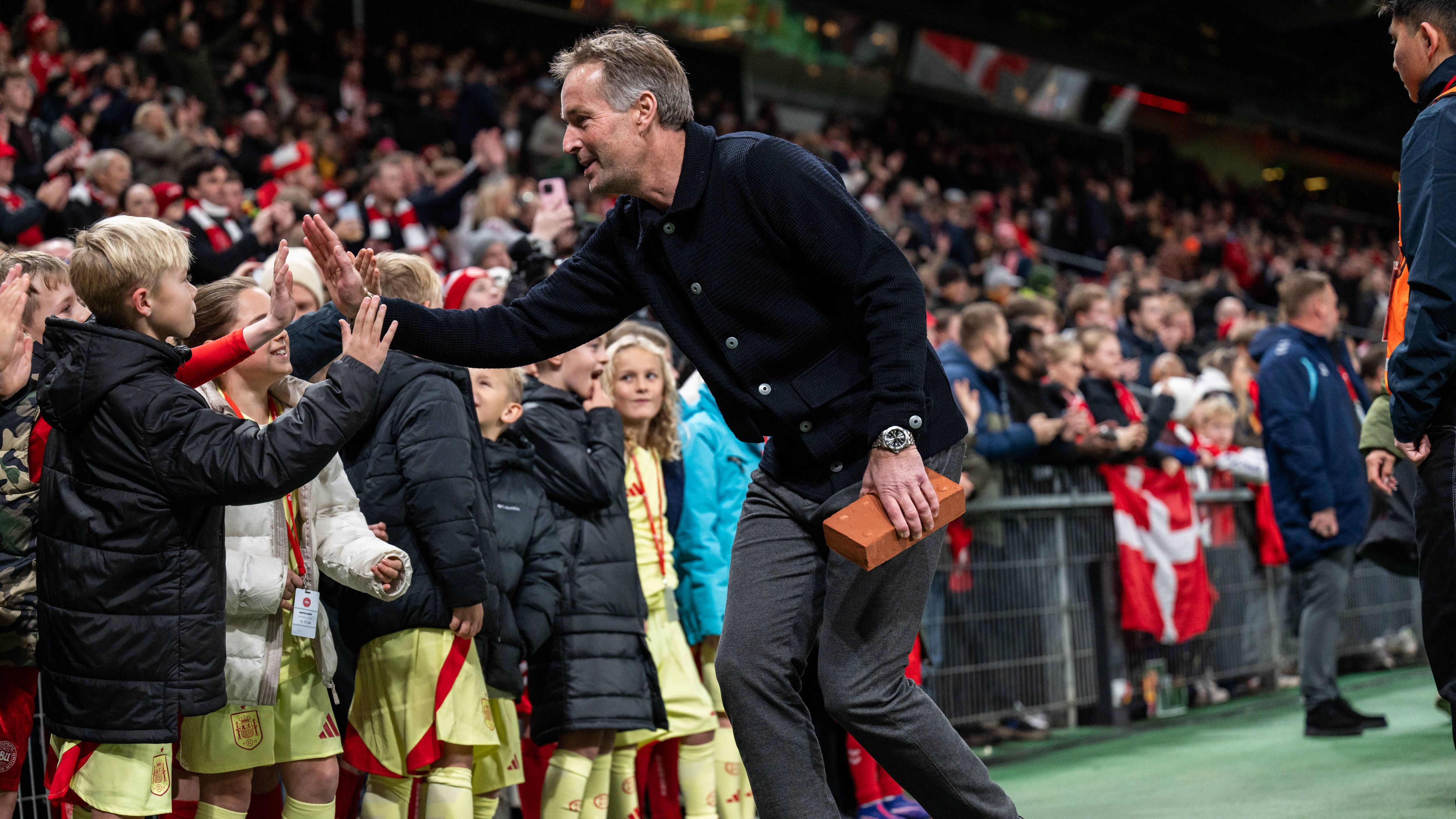 <strong>Kasper Hjulmand</strong><br>Den Dänen, der das Nationalteam seines Landes bei der EM 2021 bis ins Halbfinale geführt hat, bringt der "Express" ins Gespräch. Hjulmand ist seit seinem Rücktritt als dänischer Nationaltrainer ohne Job und stand angeblich schon im Frühjahr auf der Leverkusener Wunschliste. Genauso wie...