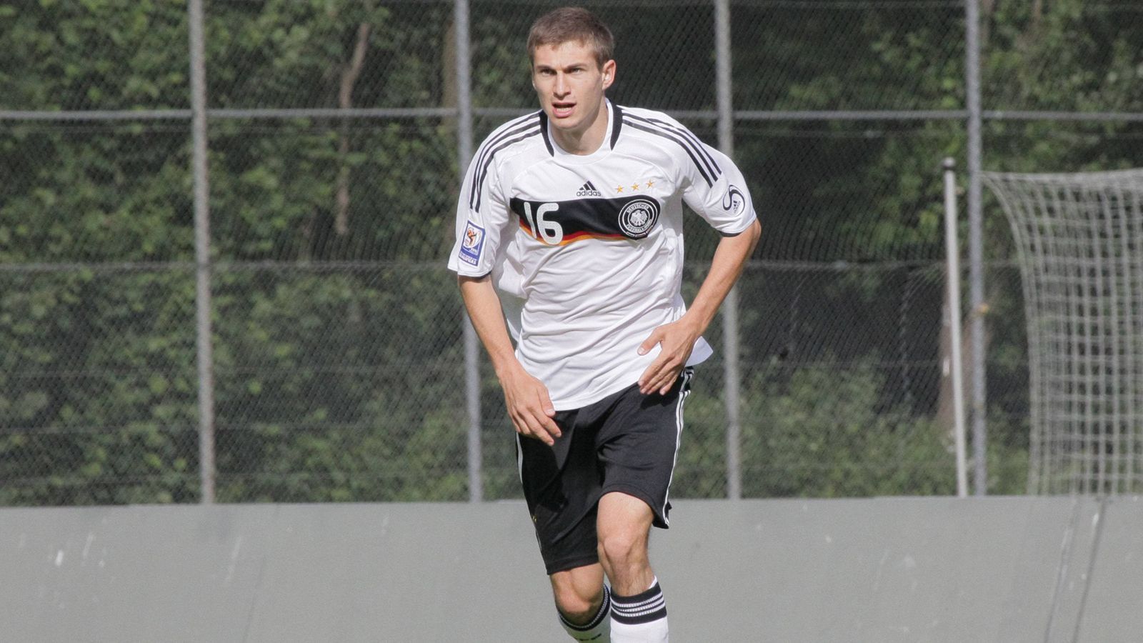 
                <strong>Daniel Schwaab </strong><br>
                Direkt nach der U 21-Europameisterschaft wechselte Schwaab von Freiburg zu Bayer 04 Leverkusen, zog 2013 weiter zum VfB Stuttgart und 2016 in die Niederlande zu PSV Eindhoven. Sein Vertrag ist nun ausgelaufen.
              