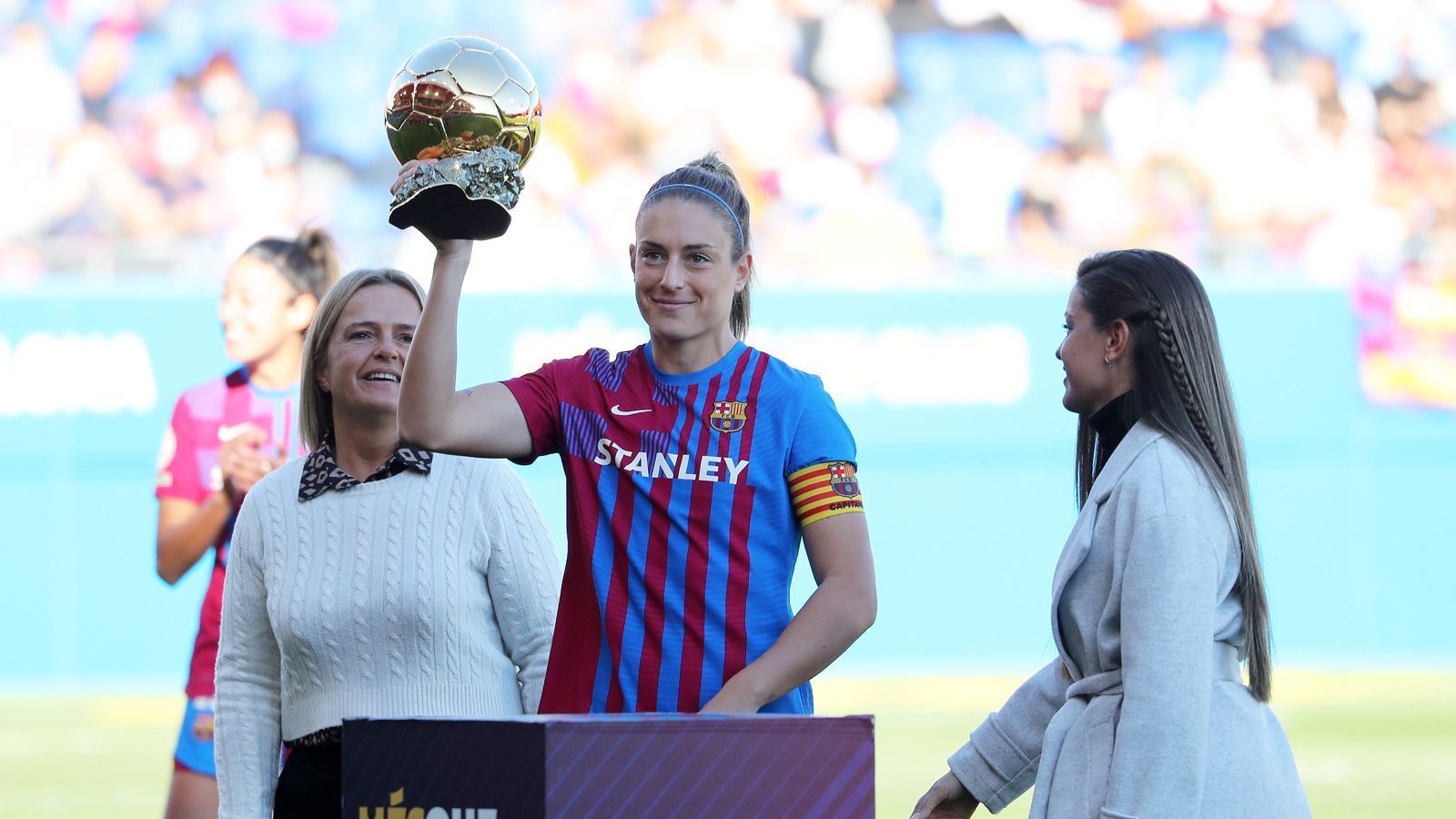 
                <strong>Ballon d'Or der Frauen (Europas beste Fußballerin)</strong><br>
                &#x2022; Siegerin: Alexia Putellas<br>&#x2022; Verein: FC Barcelona<br>Die Spanierin gewinnt den Ballon d'Or im zweiten Jahr in Folge.
              