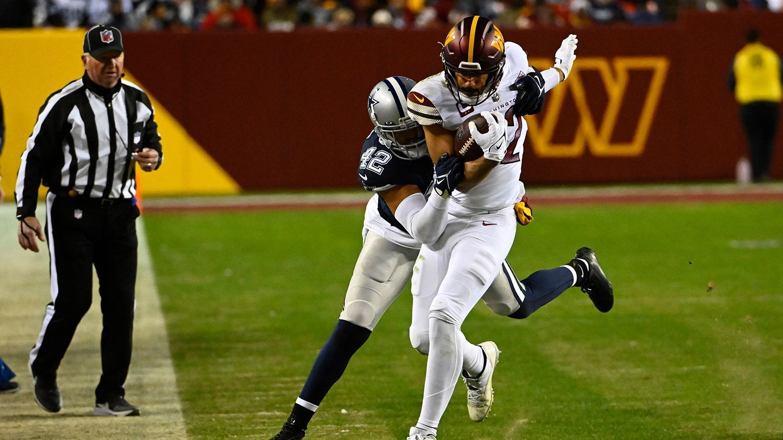 
                <strong>28. Platz: Washington Commanders</strong><br>
                &#x2022; Starter: Logan Thomas<br>&#x2022; Backups: John Bates, Cole Turner<br>Während eine Reihe der Teams, die weiter hinten angesiedelt sind, auf junge Spieler setzen, bauen die Washington Commanders weiter auf Logan Thomas. 2020 spielte der ehemalige Quarterback seine beste Saison, sammelte 72 Catches und 670 Receiving Yards. Seitdem bremsten Verletzungen und inkonstante Leistungen ihn immer wieder aus. Backup John Bates konnte in den ersten beiden Jahren in der NFL der Offensive noch nicht wirklich seinen Stempel aufdrücken. Cole Turner kam bisher primär als Blocker zum Einsatz.
              