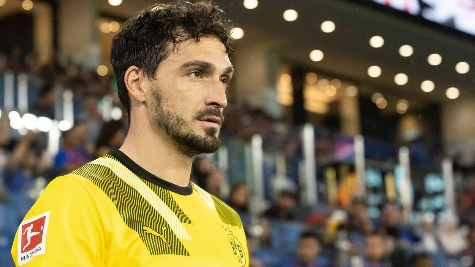 
                <strong>Mats Hummels (Borussia Dortmund)</strong><br>
                Auch wenn Hummels in Wolfsburg nicht ganz so stark war wie zuletzt, lieferte er doch Argumente, warum Flick ihn unbedingt mit nach Katar nehmen sollte. Seine Erfahrung, sein gutes Auge und in der Regel fehlerfreies Stellungsspiel sprechen für den 33-Jährigen. Auch gegen die Wölfe klärte er das ein oder andere Mal entscheidend. Allerdings leistete sich Hummels auch einige Unkonzentriertheiten. WM-Zug: hätte Last-Minute-Ticket verdient
              