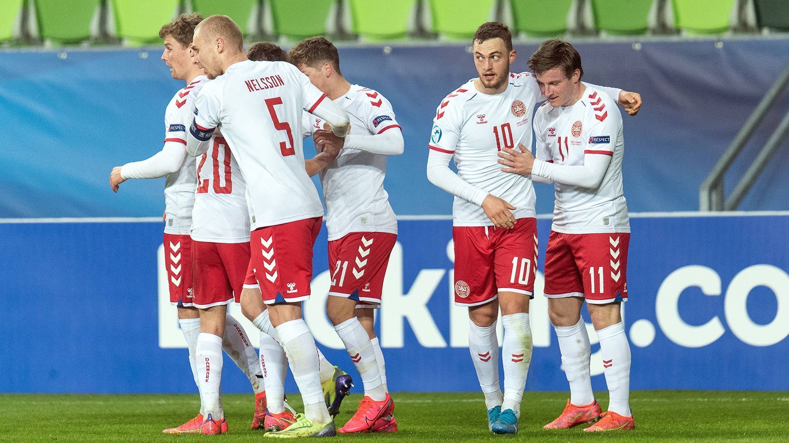 
                <strong>Platz 4: Dänemark</strong><br>
                Der deutsche Viertelfinal-Gegner aus Dänemark gewann alle drei Spiele und zog mit neun Punkten verdient als Gruppenerster in das Viertelfinale ein, mittlerweile gelten die Skandinavier als Geheimfavorit auf den Titel. Vor allem Jacob Bruun Larsen, aktuell von der TSG Hoffenheim an den RSC Anderlecht ausgeliehen, und Anders Dreyer stachen hervor - auf die beiden Offensivspieler sollten die Kuntz-Schützlinge im Viertelfinale besonders aufpassen.
              