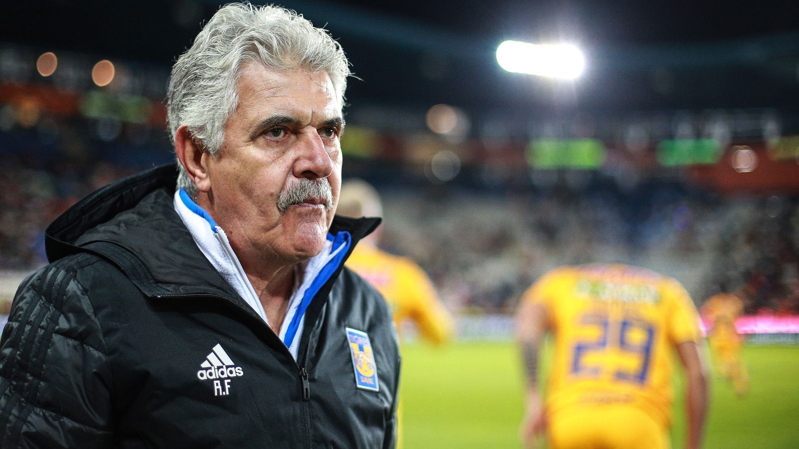 
                <strong>Trainer Ricardo Ferretti: Langzeitcoach und Mexikos Notnagel</strong><br>
                Mit 66 Jahren ist Tigres-Trainer Ricardo Ferretti ein erfahrener Mann im Trainergeschäft: Seit 1991 ist der gebürtige Brasilianer, der inzwischen einen mexikanischen Pass hat, schon Trainer – damals war Hansi Flick noch Bundesliga-Kicker beim 1. FC Köln. Inzwischen ist Ferretti schon zum dritten Mal Coach bei den Tigres, bei denen er 2000 erstmals auf der Bank saß. Seine aktuelle Amtszeit ist mit einer Dauer von über zehn Jahren einzigartig für den Klub. Nebenbei war Ferretti bereits dreimal Interims-Nationaltrainer Mexikos – zuletzt nach der WM 2018.
              