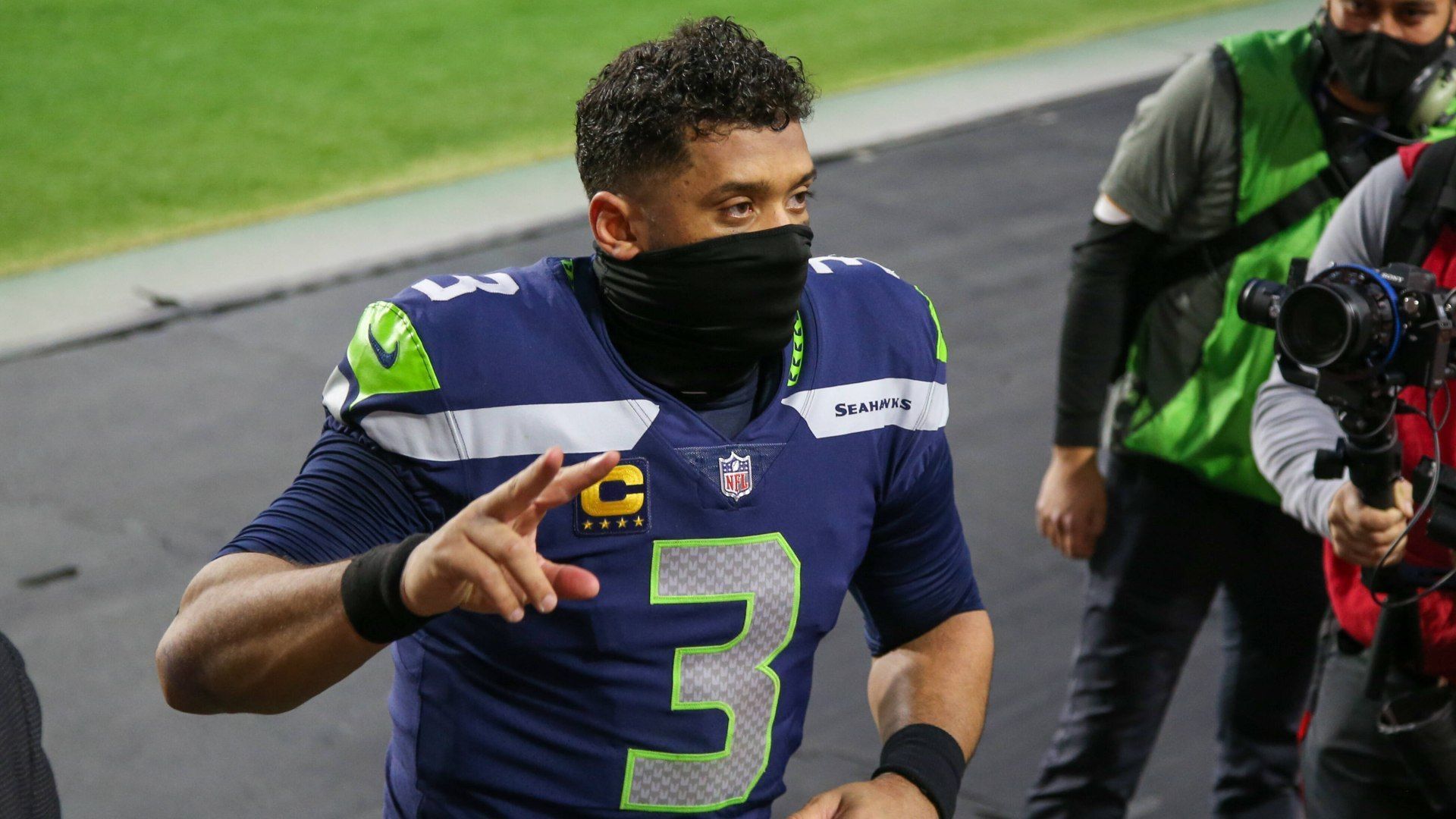 
                <strong>Russell Wilson (Seattle Seahawks) </strong><br>
                Obwohl sich die Situation zwischen Franchise-Quarterback Russell Wilson und den Seattle Seahawks zu beruhigen scheint, soll der Spielmacher nach wie vor nicht zu 100 Prozent zufriedengestellt sein. Das lässt die Hintertür zu einem zwar unrealistischen, aber durchaus möglichen Trade weiter offen - vor allem, wenn man die finanzielle Situation der Seahawks betrachtet: Hätten sich die Wege schon vor dem 1. Juni getrennt, würden die Seahawks nun für 2021 mit einem Dead Cap von 39 Millionen US-Dollar dastehen. Nun ergibt sich eine vollständig andere Situation. Mit einem Trade würden die Seahawks 19 Millionen US-Dollar einsparen und müssten "nur" 13 Millionen US-Dollar Dead Cap schlucken. 
              