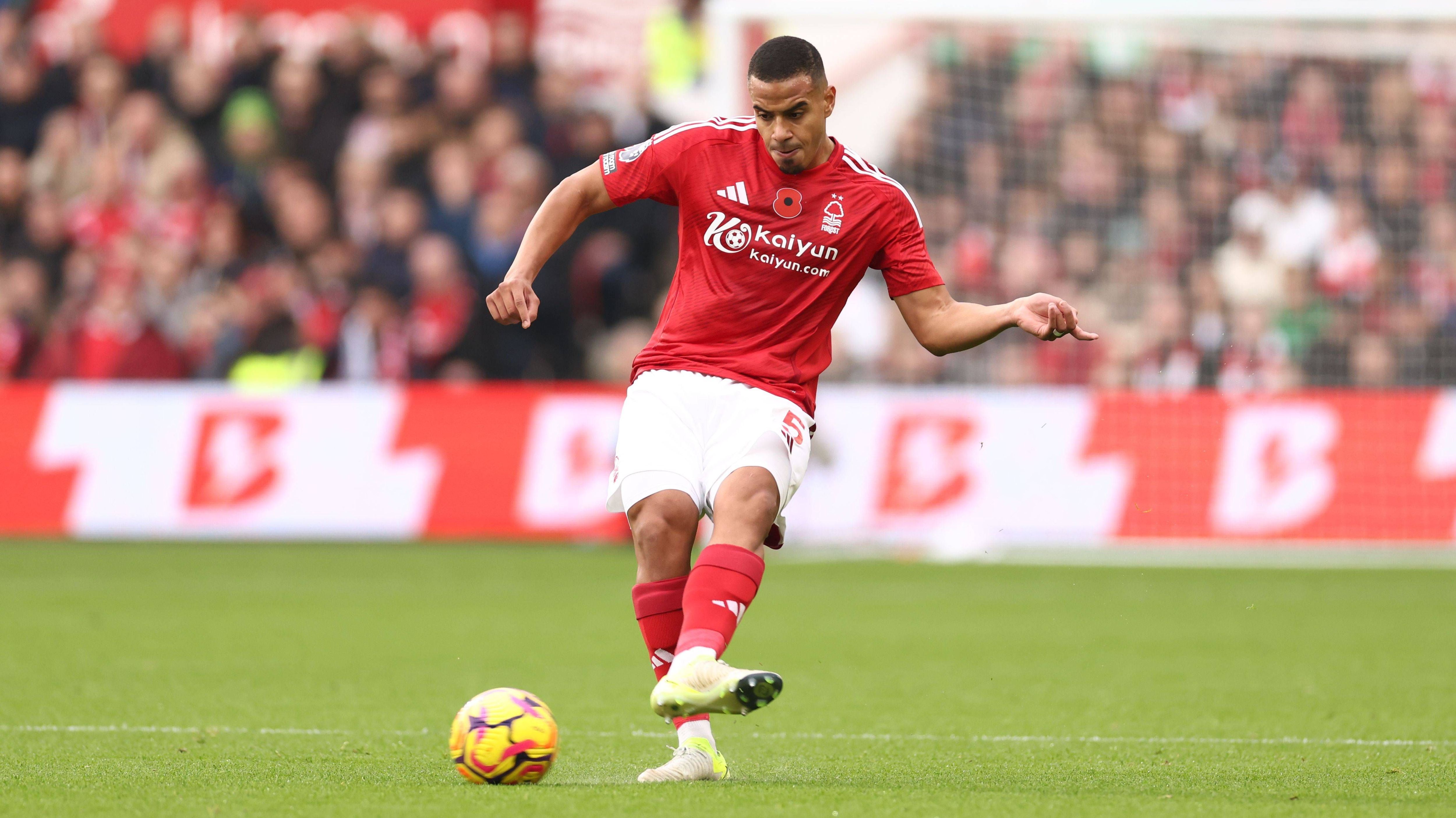 <strong>Murillo (Nottingham Forest)</strong><br>Der 22-jährige Brasilianer spielt erst seit einem Jahr in Europa und ist bereits absoluter Leistungsträger bei Nottingham Forest. Das blieb auch in Madrid nicht unbemerkt: Laut "TBR Football" saßen beim jüngsten Ligaspiel gegen Newcastle United (1:3) Scouts der "Königlichen" auf der Tribüne. Ausgerechnet in dieser Partie erzielte Murillo sein erstes Tor für die Engländer. Er ist bis 2028 an Nottingham gebunden. Der FC Arsenal ist offenbar ebenfalls interessiert.