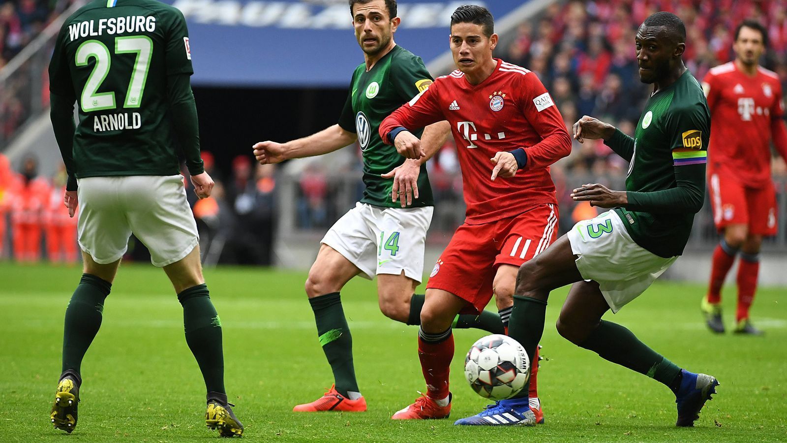 
                <strong>James Rodriguez</strong><br>
                Über eine halbe Stunde lang äußert blass mit einigen verlorenen Zweikämpfen. Blüht mit der Führung der Bayern jedoch auf. Und zeigt dann auch immer häufiger, wozu er fähig ist: beweist perfektes Auge, als er in der 37. Minute zentimetergenau in die Lücke auf Gnabry passt, der wiederum für Lewandowski zum 2:0 auflegt. Auch im Anschluss mit einigen Zuckerpässen und vor allem großem Einsatz. Belohnt sich kurz nach der Pause mit seinem Treffer zum 3:0. In der 74. Minute für Sanches ausgewechselt. Bekommt verdienten Szenenapplaus von den Fans. ran-Note: 2
              