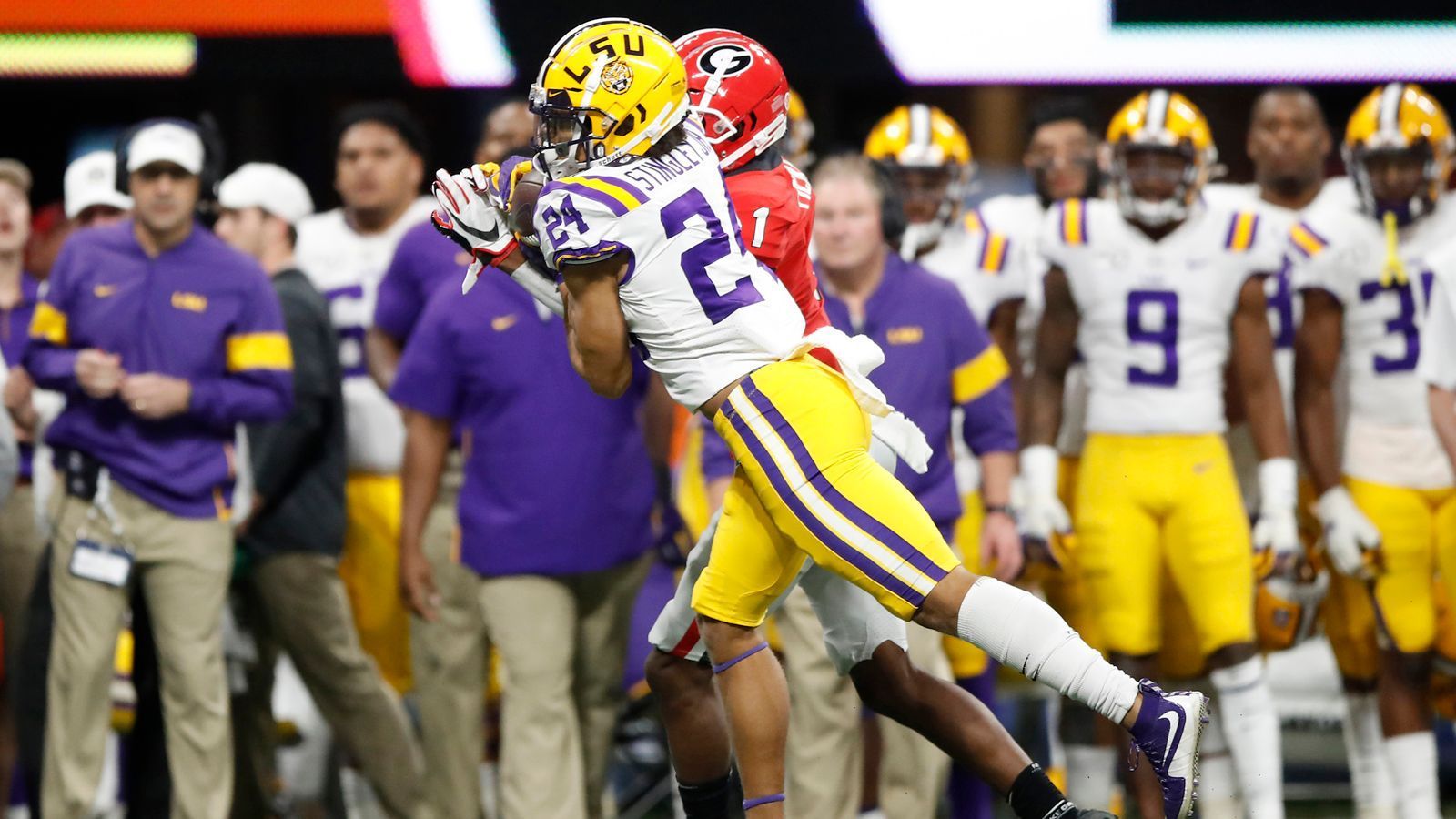 
                <strong>Derek Stingley Jr. (Cornerback, LSU Tigers)</strong><br>
                Welches Team auch immer im Draft 2022 auf der Suche nach einem Cornerback ist - Derek Stingley wird wohl oben auf der Wunschliste stehen. Der Mann von den LSU Tigers könnte ein potenzieller Top-5-Pick sein. Aber: Er absolvierte in den letzten beiden Jahren nur zehn Spiele, 2021 waren es wegen einer Fußverletzung nur drei.
              