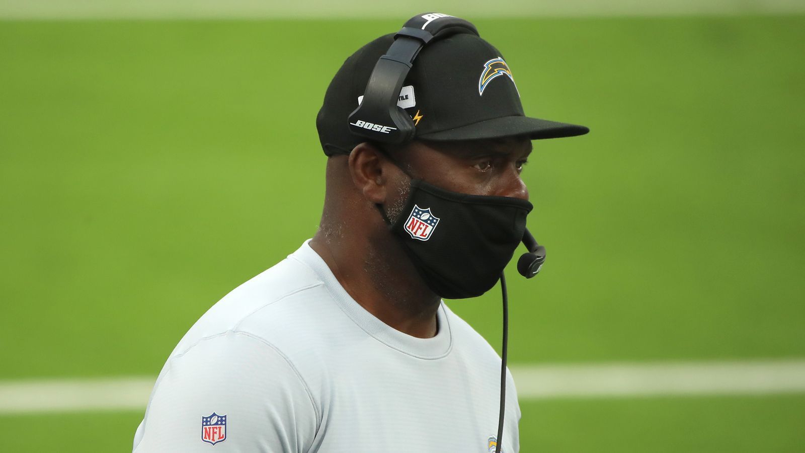 
                <strong>Verlierer: Anthony Lynn</strong><br>
                Es war ein Debakel, dass die Los Angeles Chargers gegen die Patriots erlebten. "Es war eines der schlechtesten Spiele in meinen 30 Jahren als Spieler und Trainer in der NFL", sagt Lynn nach dem Spiel. Da darf man sich fragen, welches Spiel in seinem Leben noch schlimmer war, denn die Leistung der Chargers war unterirdisch. Deswegen wird die Luft für den Head Coach dünner, auch wenn er wohl noch bis Saisonende bleiben darf. Um auch 2021 an der Seitenlinie des Teams aus L.A. zu stehen, darf er sich aber keine weiteren haarsträubende Fehler, wie bei drei von fünf Punts die falsche Anzahl an Spielern zu Feld zu schicken, erlauben.
              