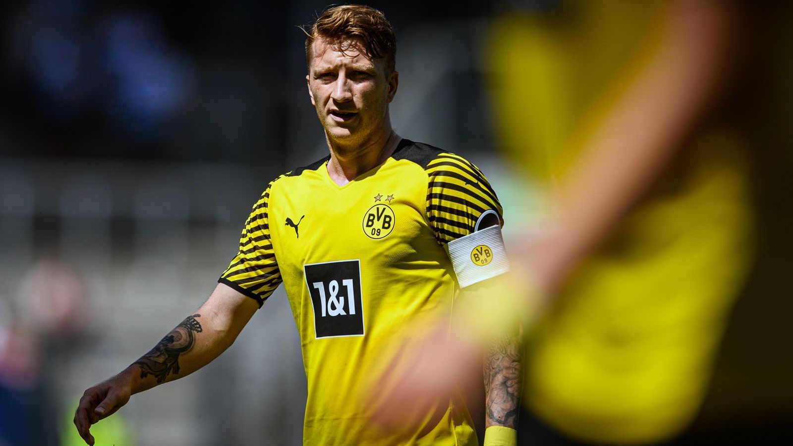 
                <strong>Borussia Dortmund: Marco Reus</strong><br>
                Auch nach dem Trainerwechsel hin zu Marco Rose bleibt beim BVB Routinier Marco Reus der Kapitän bei den Dortmundern. Der Offensivmann, der zuletzt freiwillig auf eine EM-Teilnahme verzichtete, hat das Kapitänsamt beim BVB bereits seit 2018 inne.
              