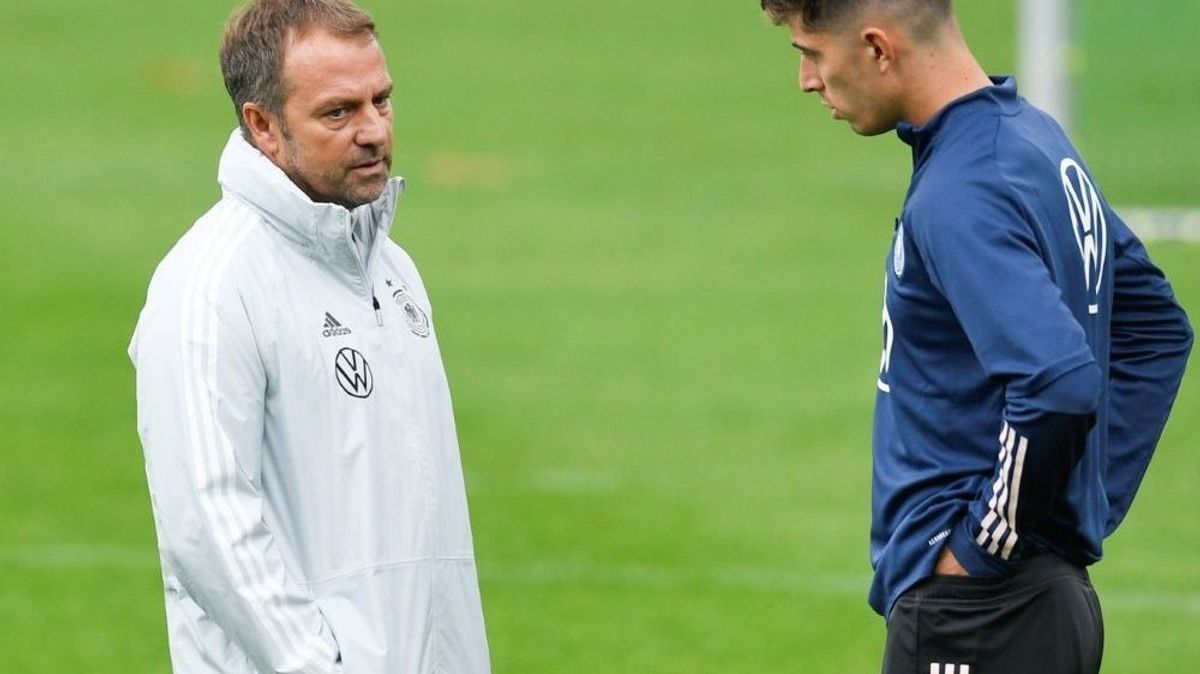 Hansi Flick (l.) kann wohl wieder auf Kai Havertz setzen