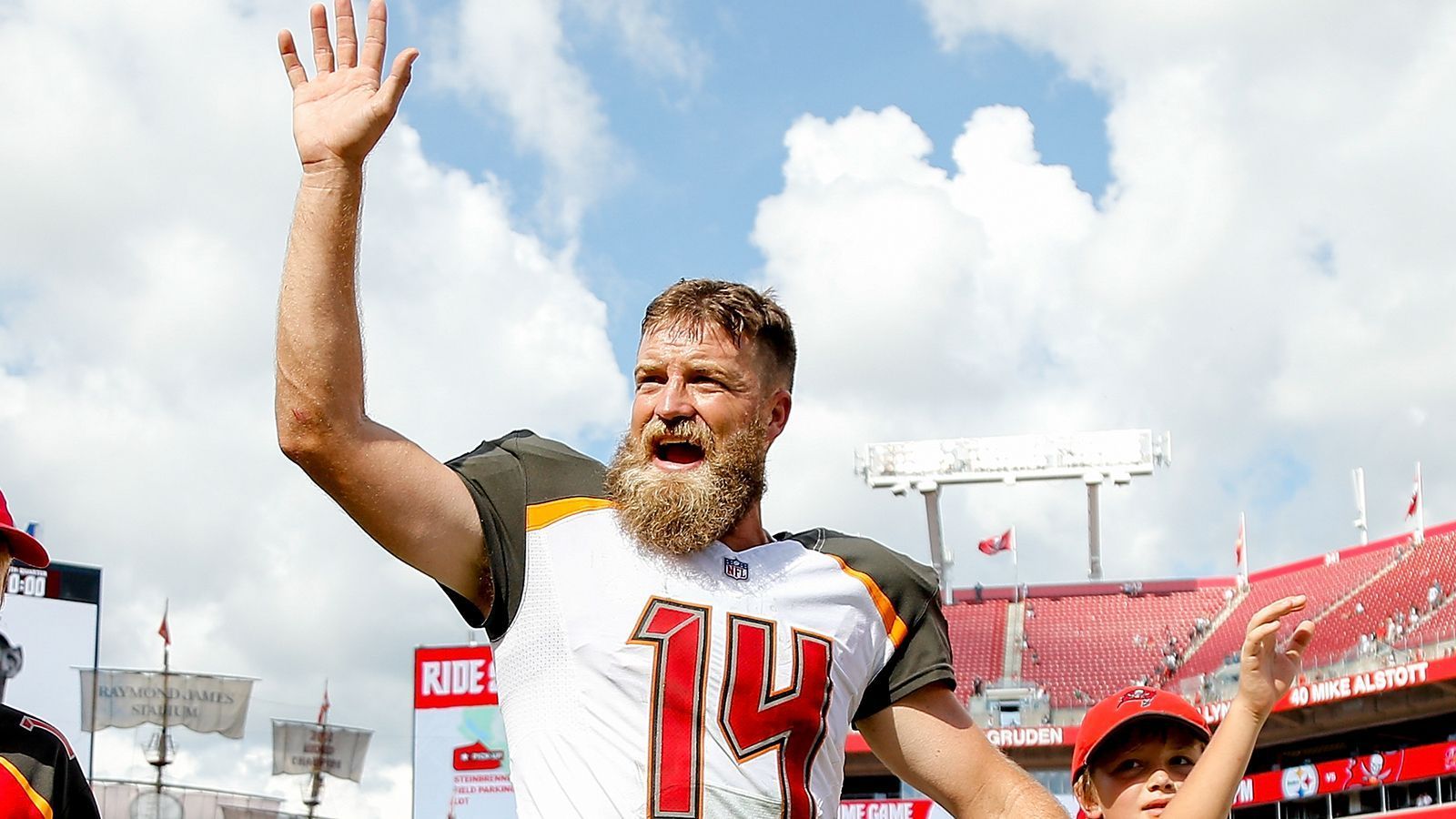 
                <strong>Gewinner: Ryan Fitzpatrick (Tampa Bay Buccaneers)</strong><br>
                Wer hätte das gedacht? NFL-Wandervogel Ryan Fitzpatrick, den es bei sieben Stationen nie länger als vier Jahre in einem Team gehalten hat, dreht auf seine alten Tage nochmal richtig auf. Und wie! Am Sonntag warf er beim zweiten Saisonsieg gegen Super-Bowl-Champion Philadelphia Eagles erneut für über 400 Yards (402) und vier Touchdowns. Eigentlich sollte nach Week 3 der gesperrte Jameis Winston wieder als Starter übernehmen. Das ist bei Fitzpatricks aktueller Form aber nur schwer vorstellbar.
              