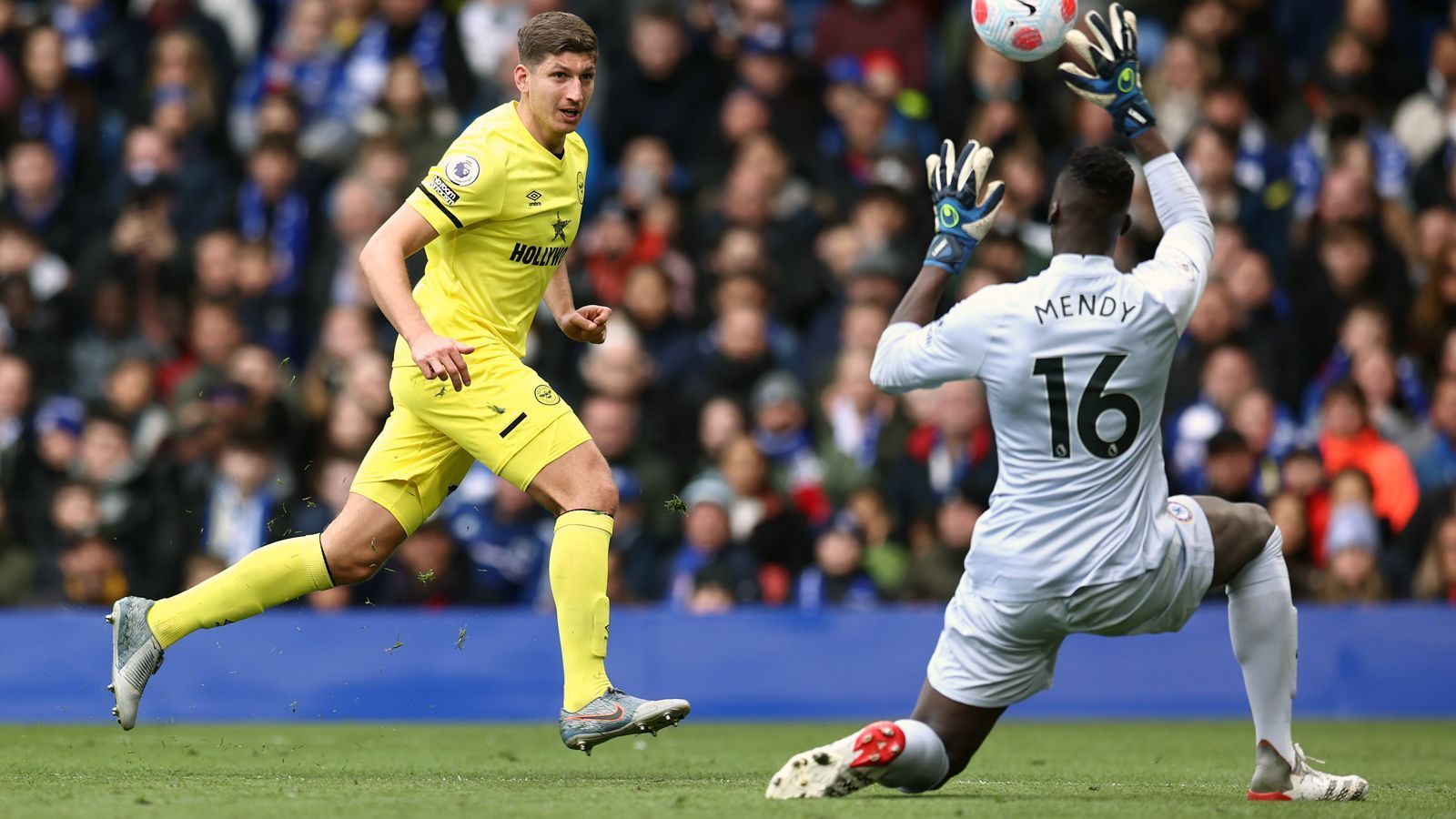 
                <strong>Vitaly Janelt (FC Brentford)</strong><br>
                Wie Weigl, so wäre auch Brentford-Profi Vitaly Janelt ein Spieler, der unter anderem im defensiven Mittelfeld spielen kann. Der 24-Jährige gehört beim Premier-League-Klub zu den Leistungsträgern und war in den deutschen U-Nationalmannschaften auch über viele Jahre mit dabei. Der gebürtige Hamburger zählte zum U21-Kader, der 2021 Europameister wurde.
              