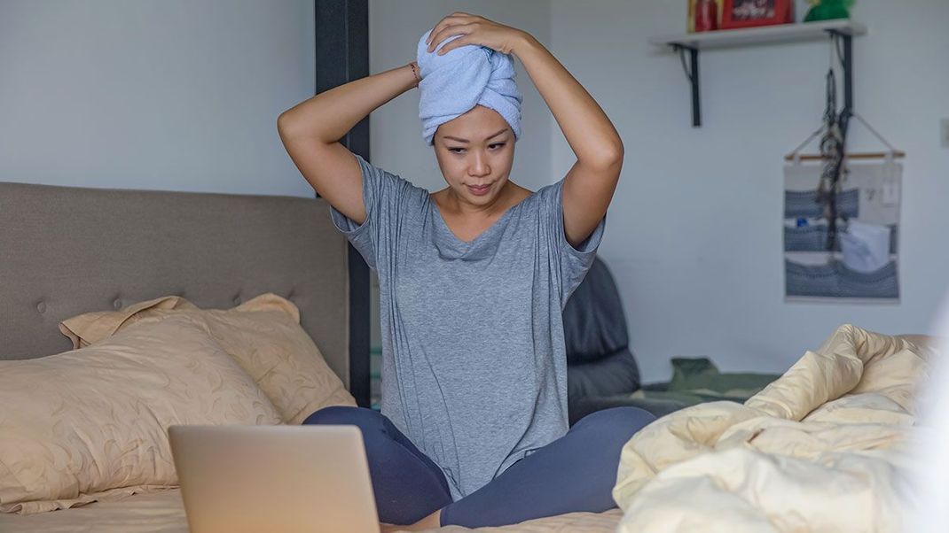 Entspannung! Ja, richtig – wer sich entspannt und Stress vermeidet kann Haarausfall vorbeugen. Welche weiteren Tipps bei Haarausfall wirklich helfen, steht im Beauty-Artikel. 