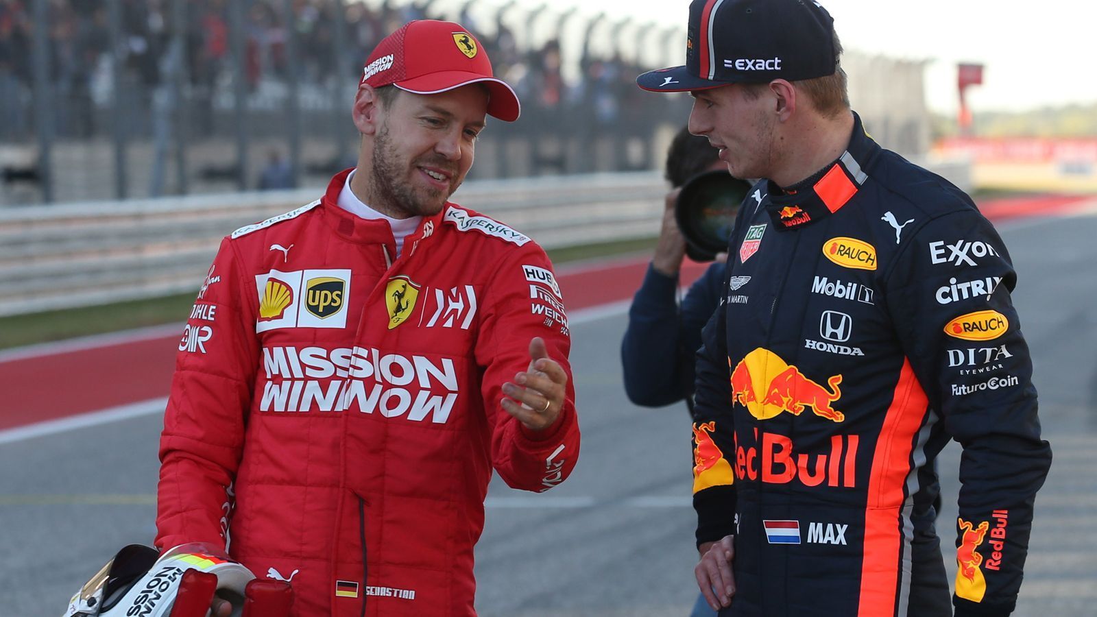 
                <strong>Verstappen kein Problem</strong><br>
                Er hätte auch kein Problem damit, dass er mit Max Verstappen einen kommenden Weltmeister als Teamkollegen hat. Trotz der eher ernüchternden Erfahrung mit Charles Leclerc bei Ferrari stellt Vettel klar: "Wenn du gewinnen willst, dann musst du es mit jedem aufnehmen." Umgekehrt hätte übrigens auch Verstappen kein Problem mit Vettel.
              