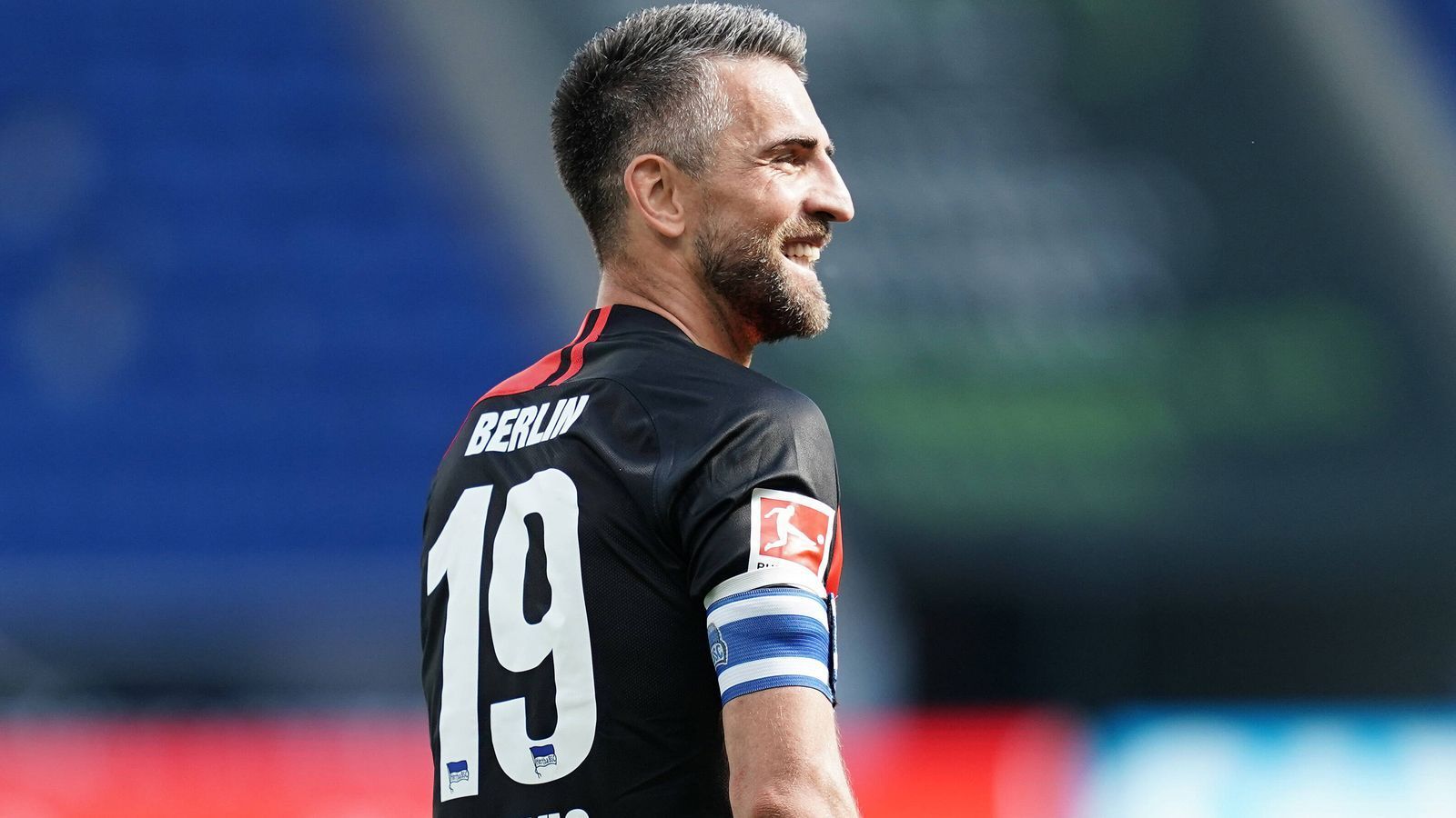 
                <strong>Gewinner: Vedad Ibisevic</strong><br>
                Alter schützt vor Toren nicht! Vedad Ibisevic stand erstmals seit Dezember wieder in der Startelf, verdrängte dabei Millionen-Zugang Krzysztof Piatek auf die Bank. Und der 35-Jährige rechtfertigte das Vertrauen des neuen Trainers Bruno Labbadia: Das 2:0 besorgte er selbst und war sonst steter Unruheherd. Und damit mit ein Garant für den wichtigen Hertha-Sieg in Hoffenheim.
              